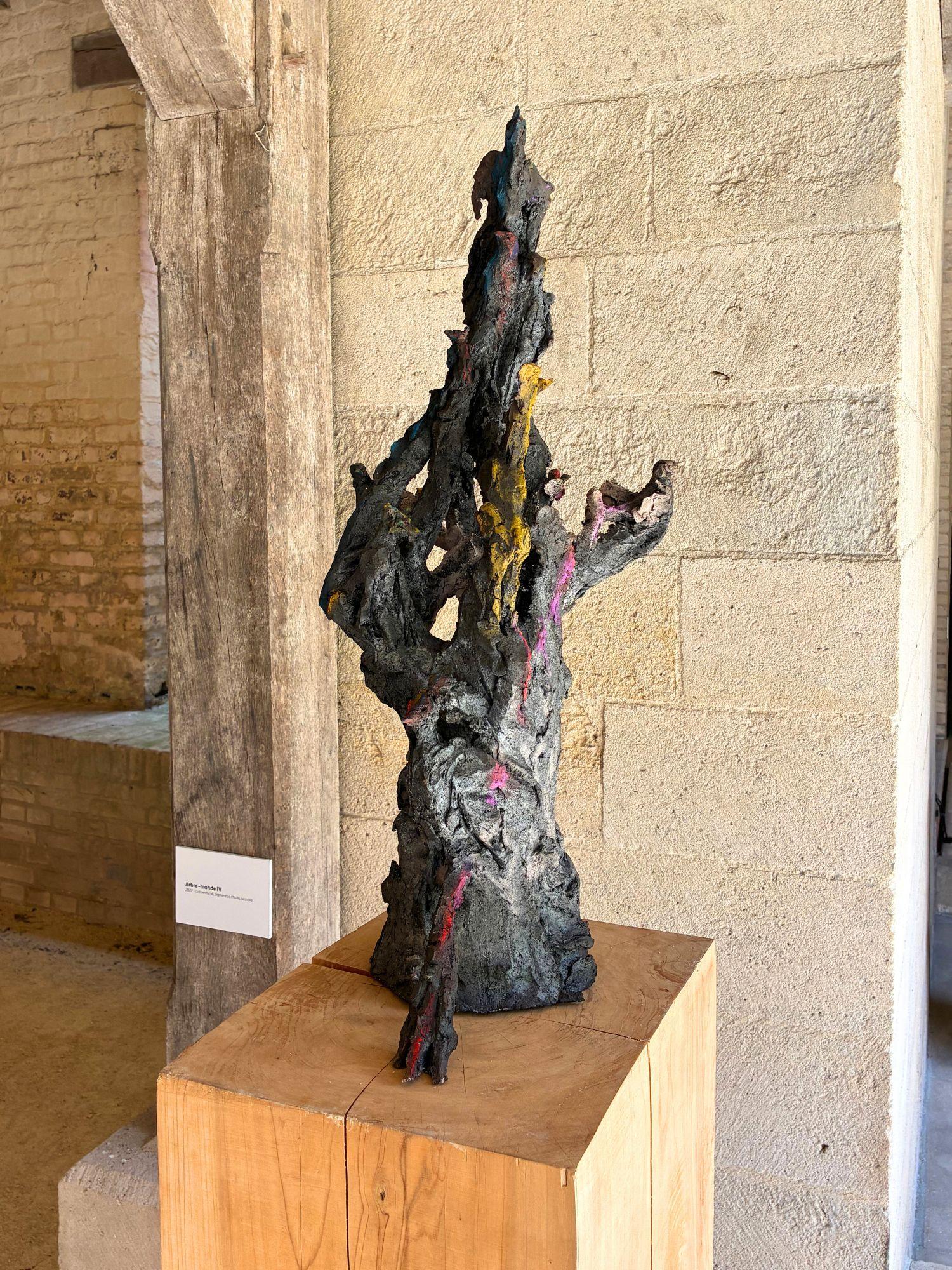 Arbre-monde III de Cécile Raynal - escultura de arenisca, pigmentos, pájaros, árbol en venta 2