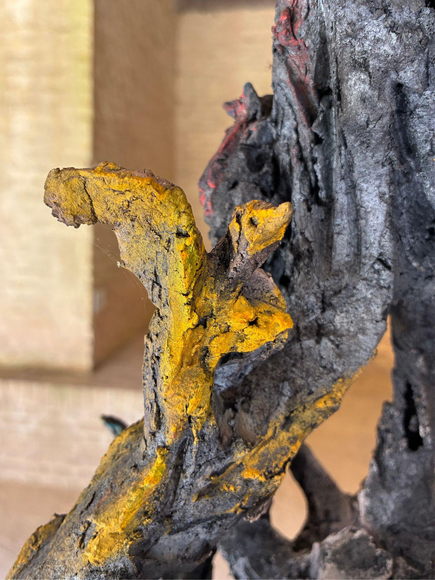 Arbre-monde III de Cécile Raynal - escultura de arenisca, pigmentos, pájaros, árbol en venta 3