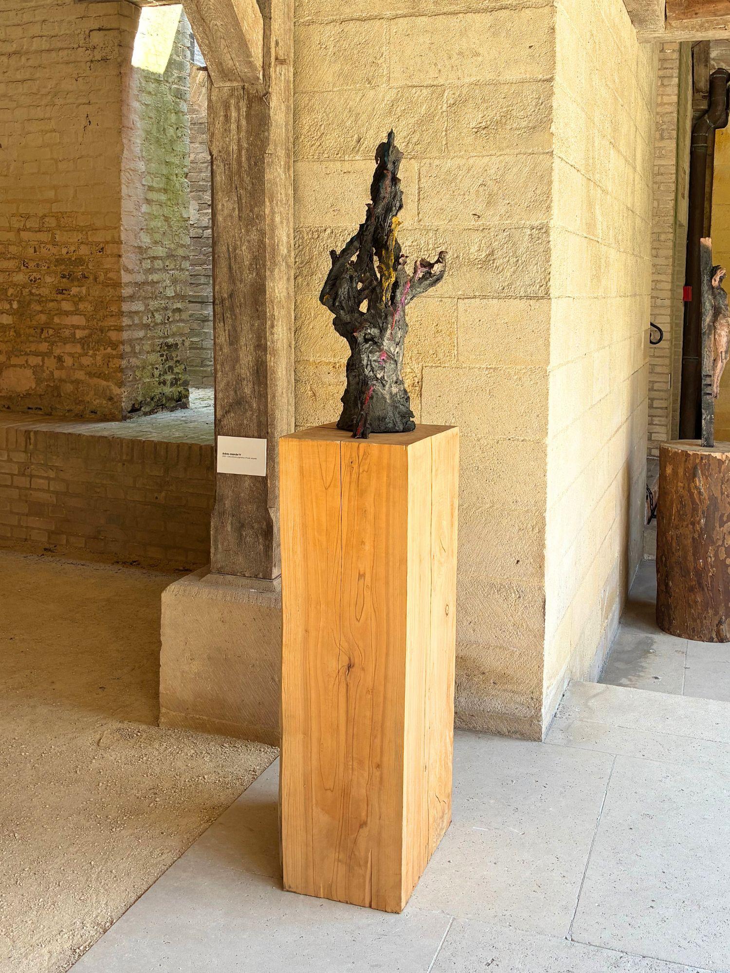 Arbre-monde III de Cécile Raynal - escultura de arenisca, pigmentos, pájaros, árbol en venta 4