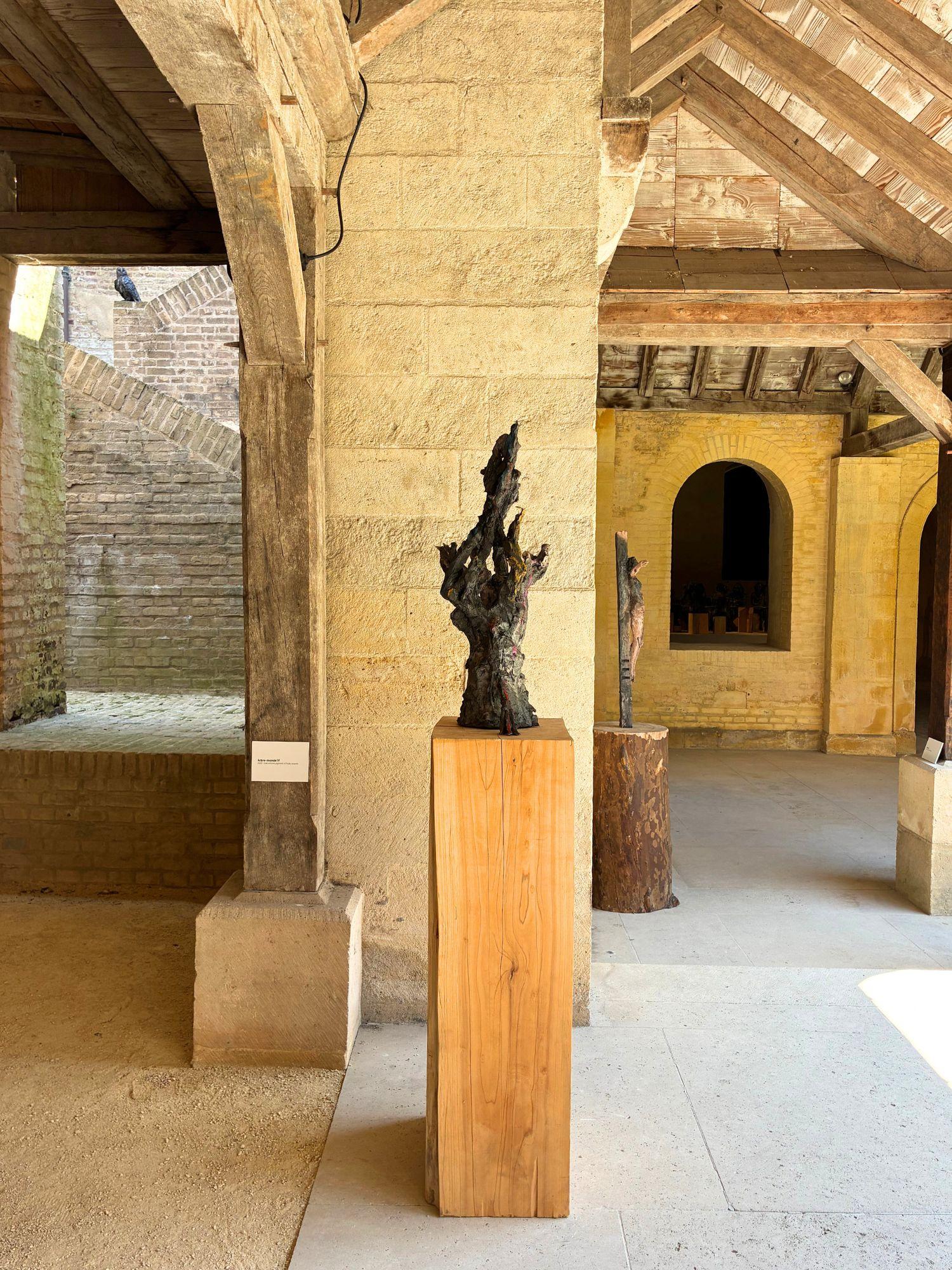 Arbre-monde III de Cécile Raynal - escultura de arenisca, pigmentos, pájaros, árbol en venta 5