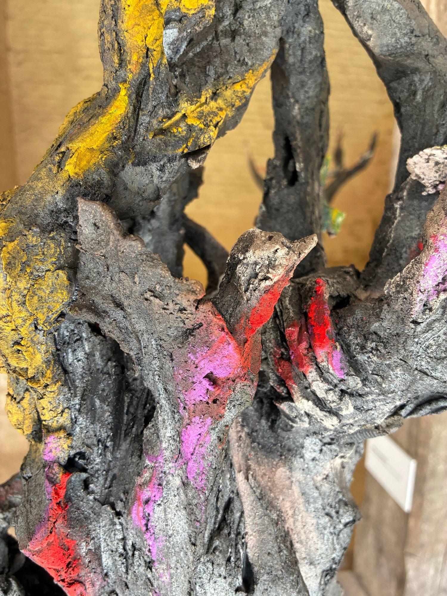 Arbre-monde III de Cécile Raynal - escultura de arenisca, pigmentos, pájaros, árbol en venta 7