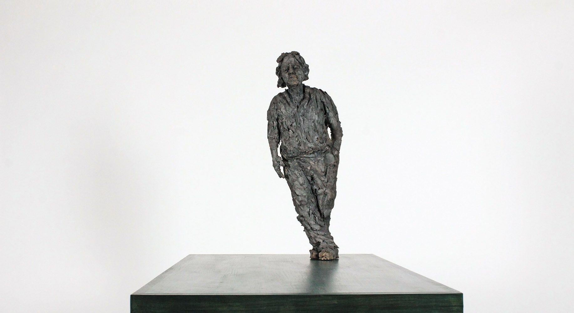 At the edge (with Maurice) di Cécile Raynal - Ritratto maschile, scultura in gres in vendita 1