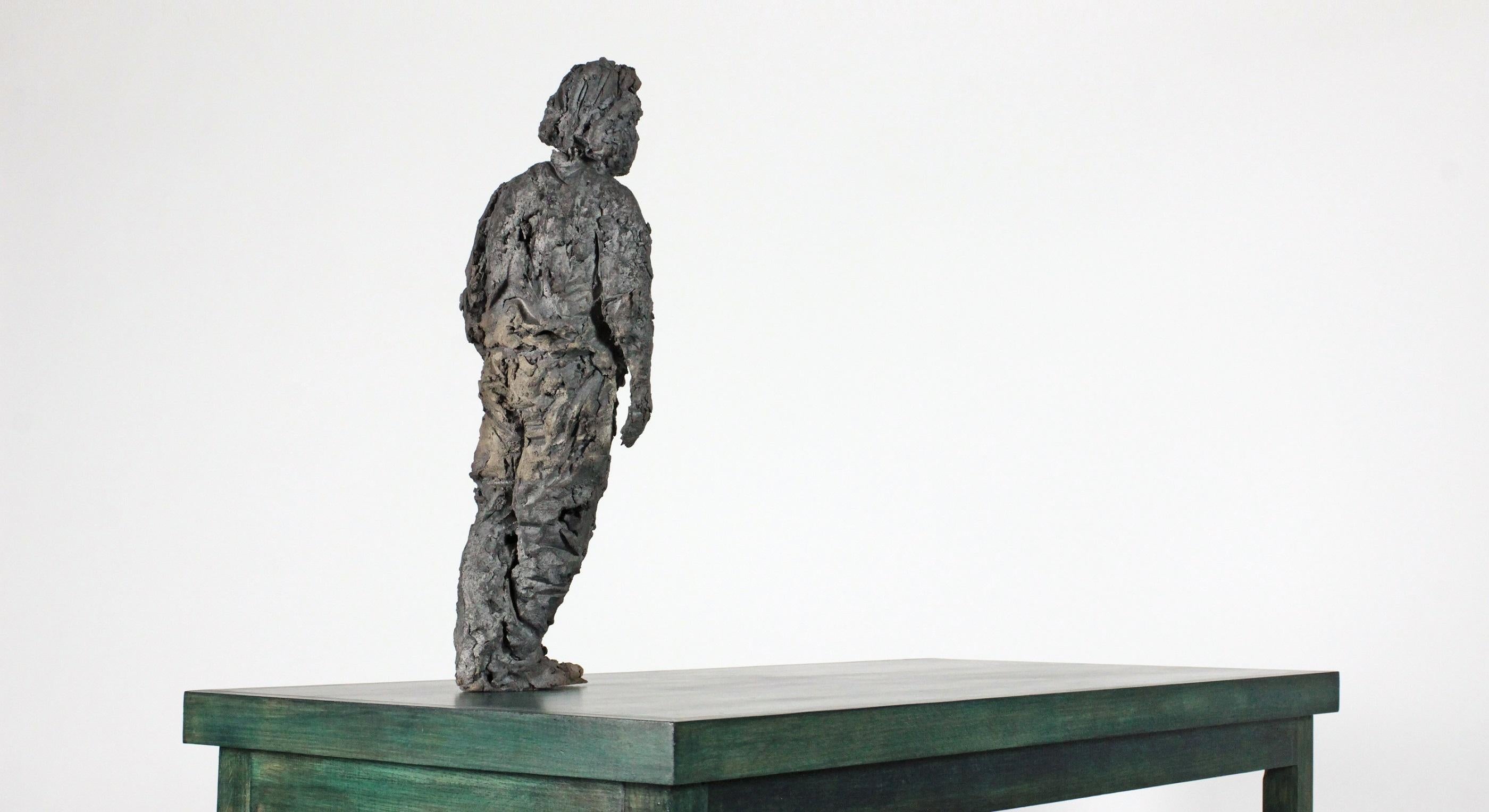 At the edge (with Maurice) di Cécile Raynal - Ritratto maschile, scultura in gres in vendita 2
