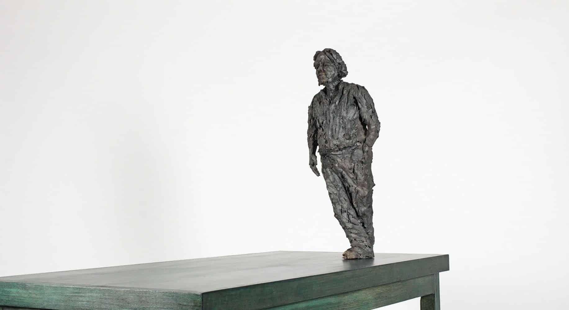 At the edge (with Maurice) di Cécile Raynal - Ritratto maschile, scultura in gres in vendita 3