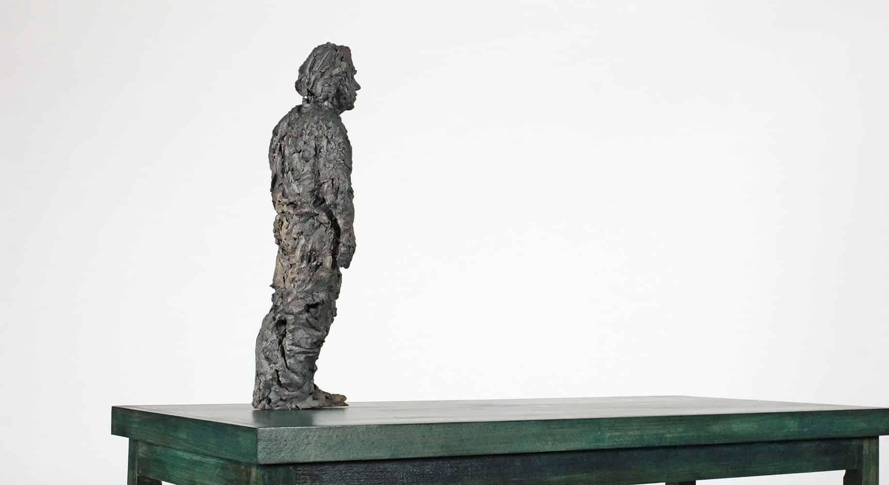 At the edge (with Maurice) di Cécile Raynal - Ritratto maschile, scultura in gres in vendita 4