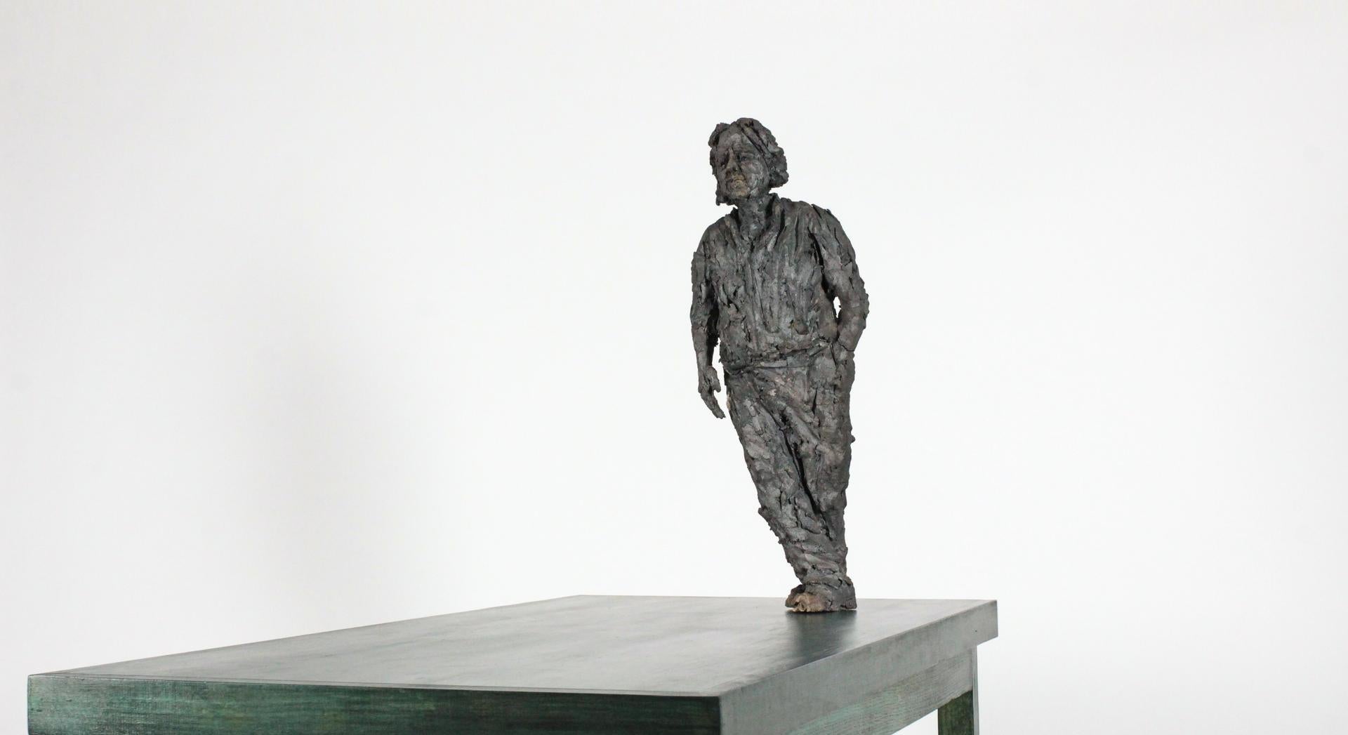 « At the edge » (avec Maurice) - Portrait masculin, sculpture en céramique - Marron Figurative Sculpture par Cécile Raynal
