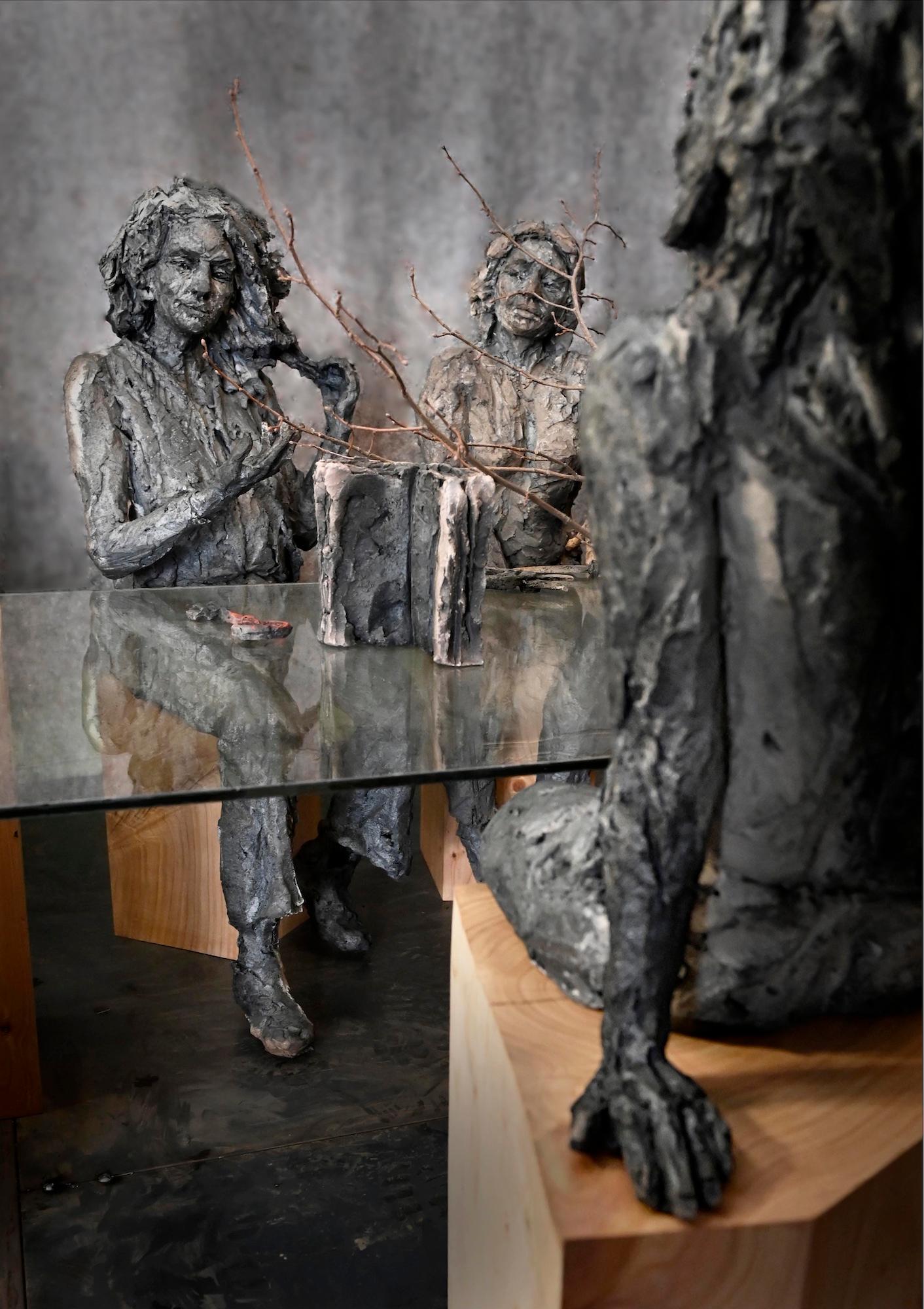 À la table des dames de Cécile Raynal - Sculptures en grès cuit, bronze en vente 9