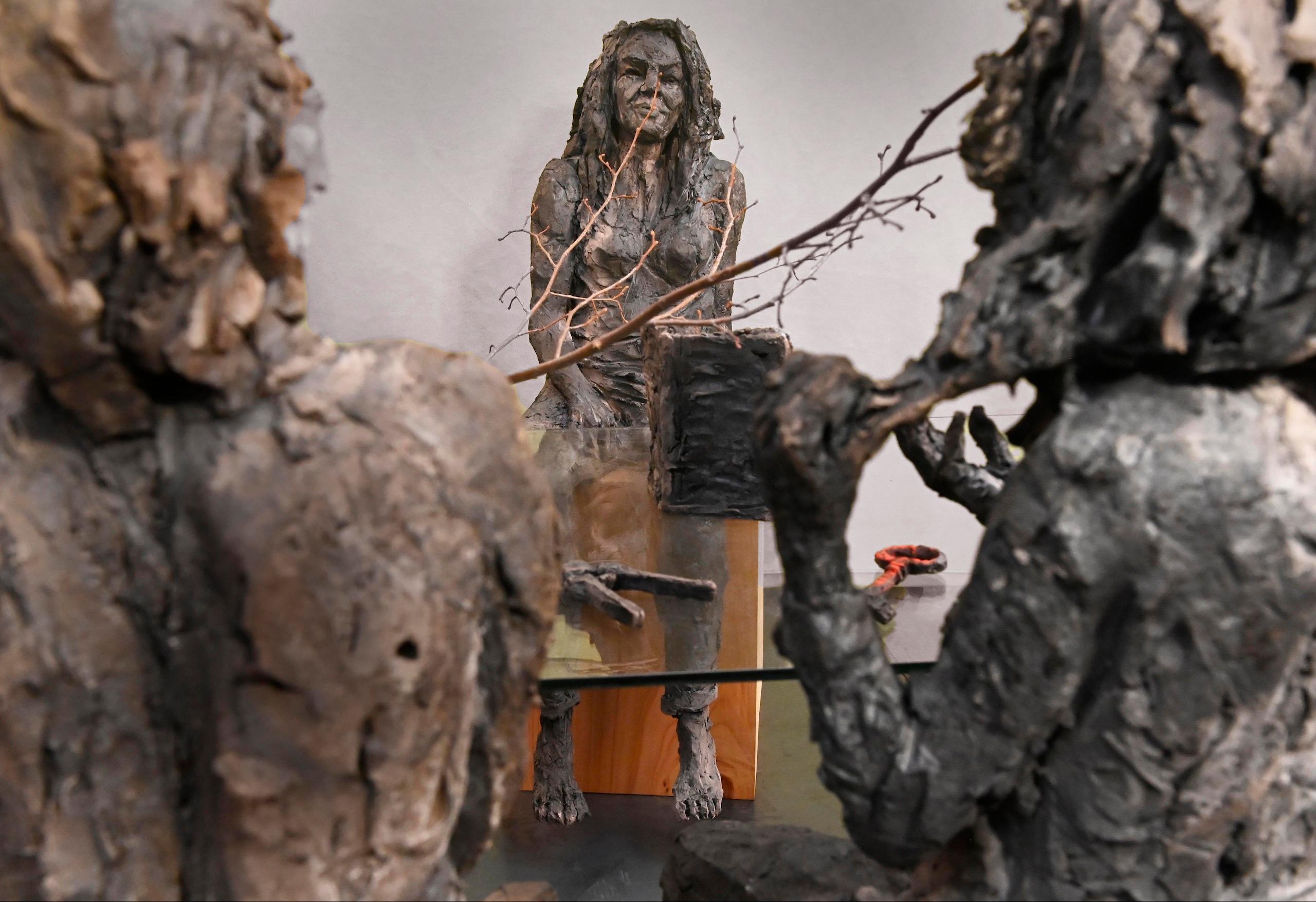 À la table des dames de Cécile Raynal - Sculptures en grès cuit, bronze en vente 10