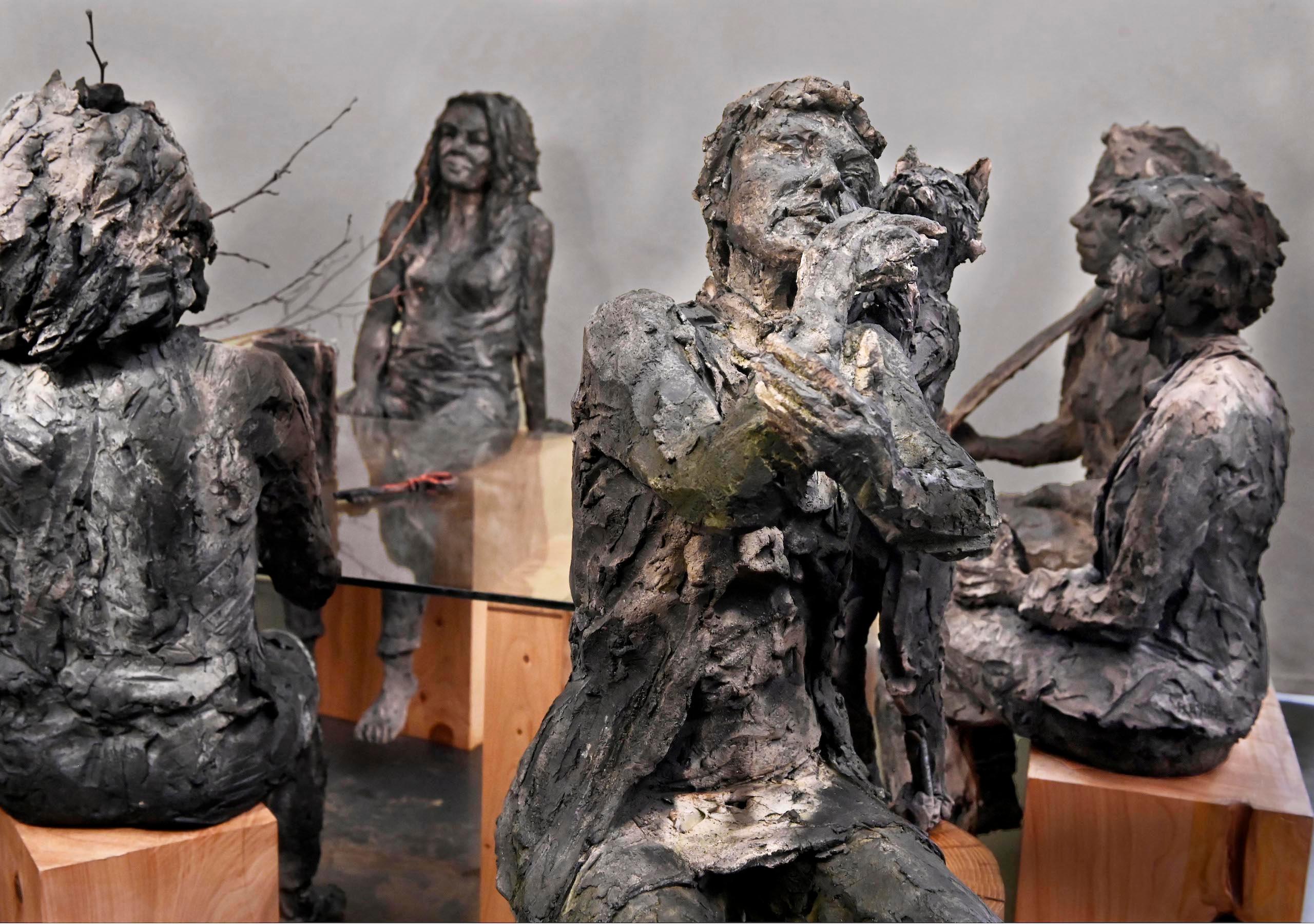 À la table des dames de Cécile Raynal - Sculptures en grès cuit, bronze en vente 11