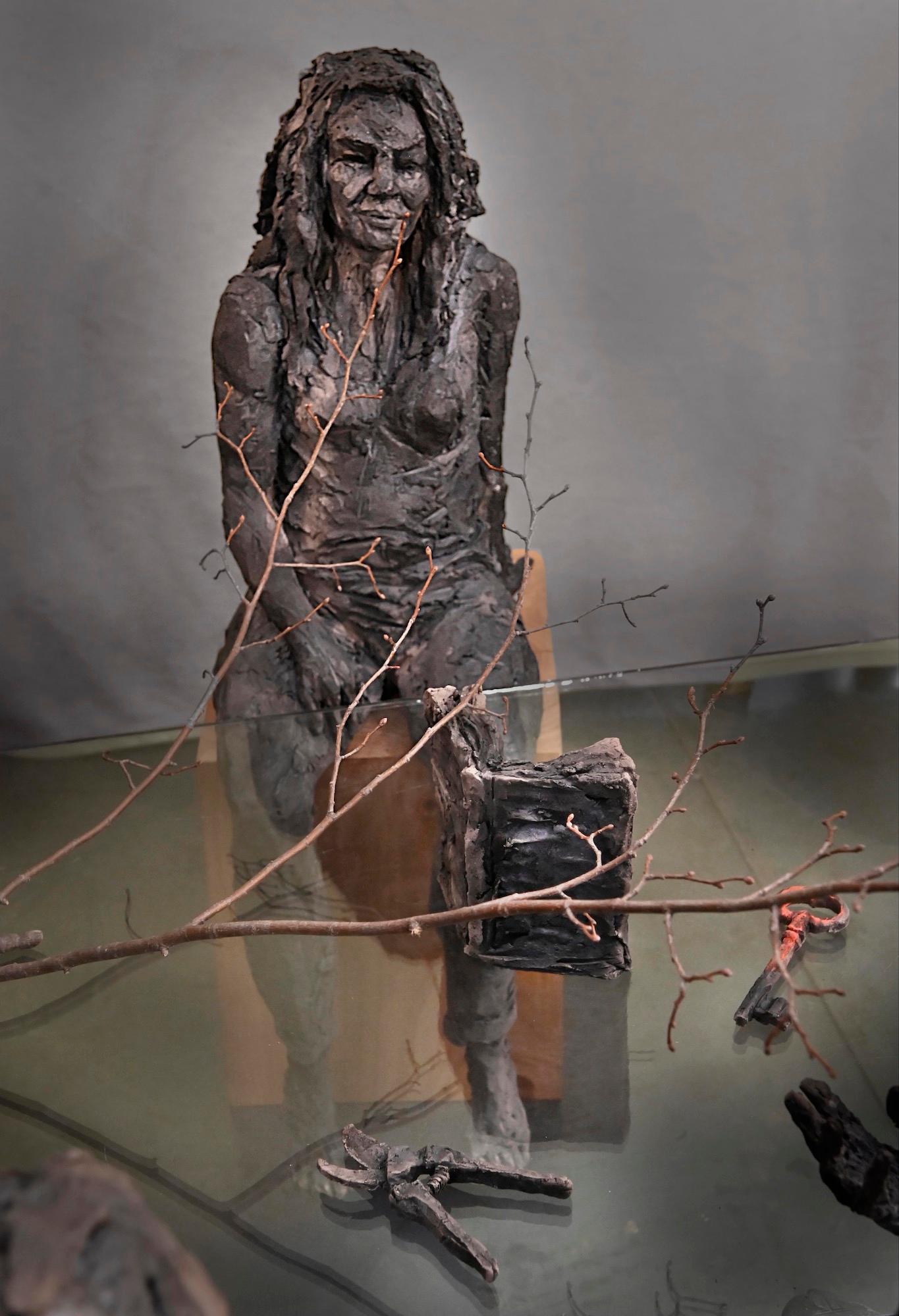 À la table des dames de Cécile Raynal - Sculptures en grès cuit, bronze en vente 12