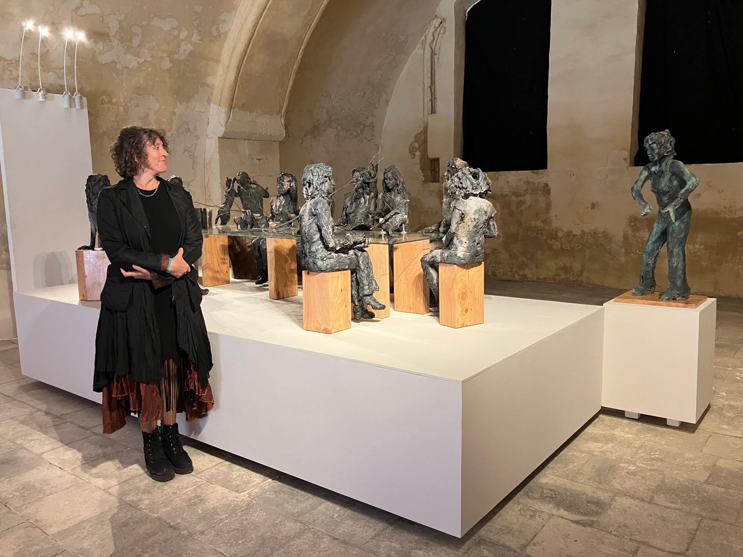 À la table des dames de Cécile Raynal - Sculptures en grès cuit, bronze en vente 13