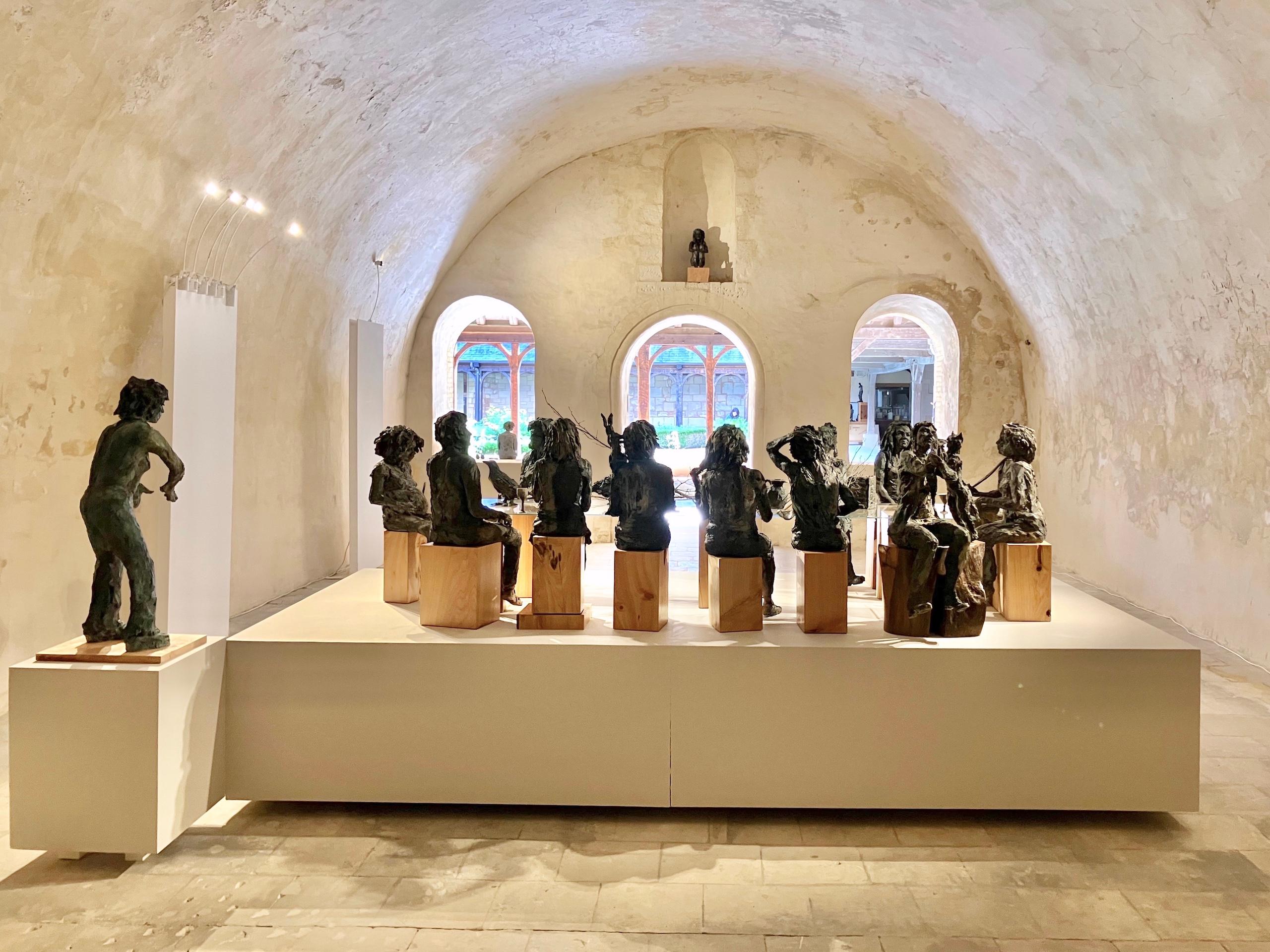 À la table des dames de Cécile Raynal - Sculptures en grès cuit, bronze en vente 14