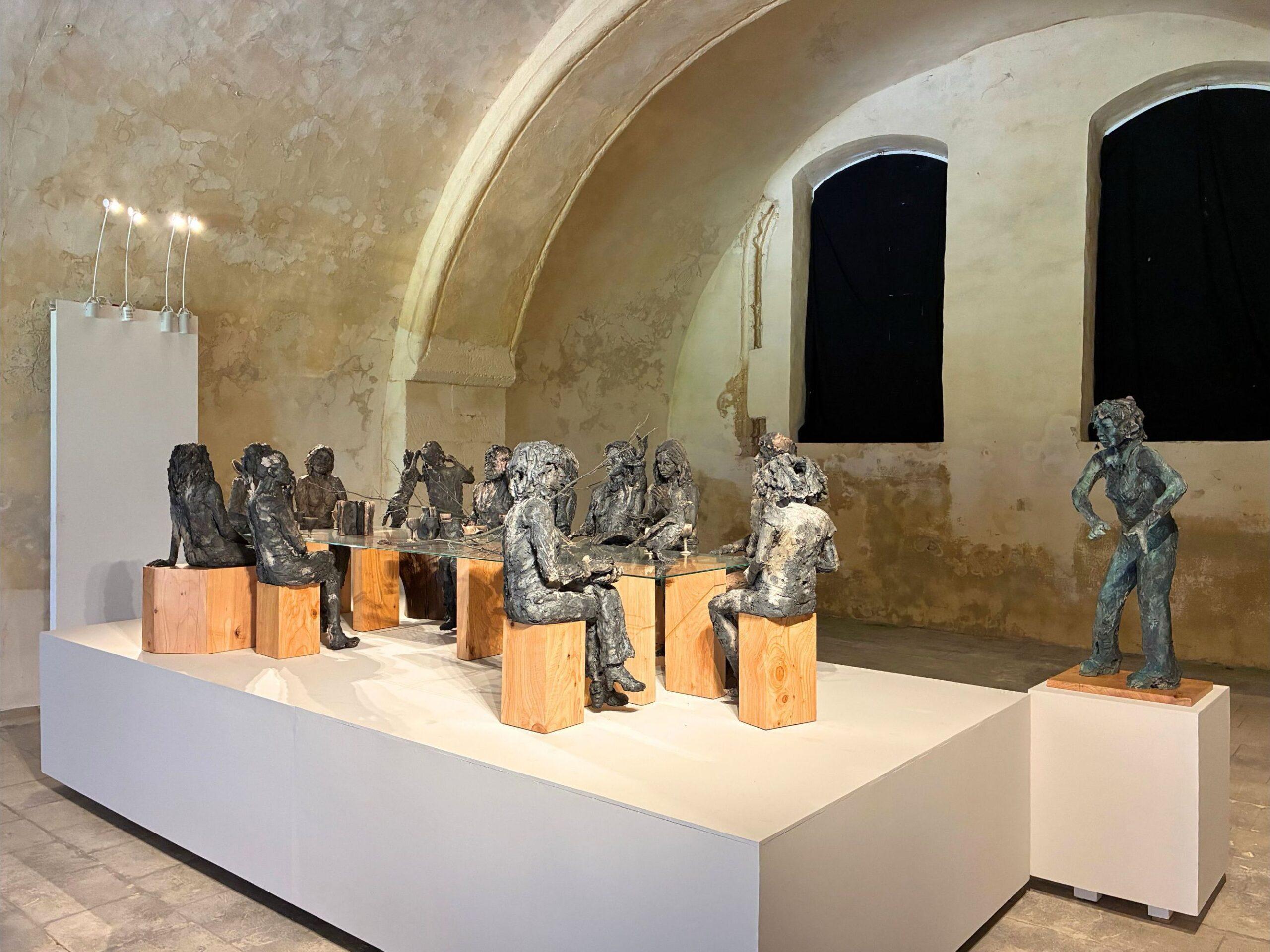 À la table des dames de Cécile Raynal - Sculptures en grès cuit, bronze en vente 16
