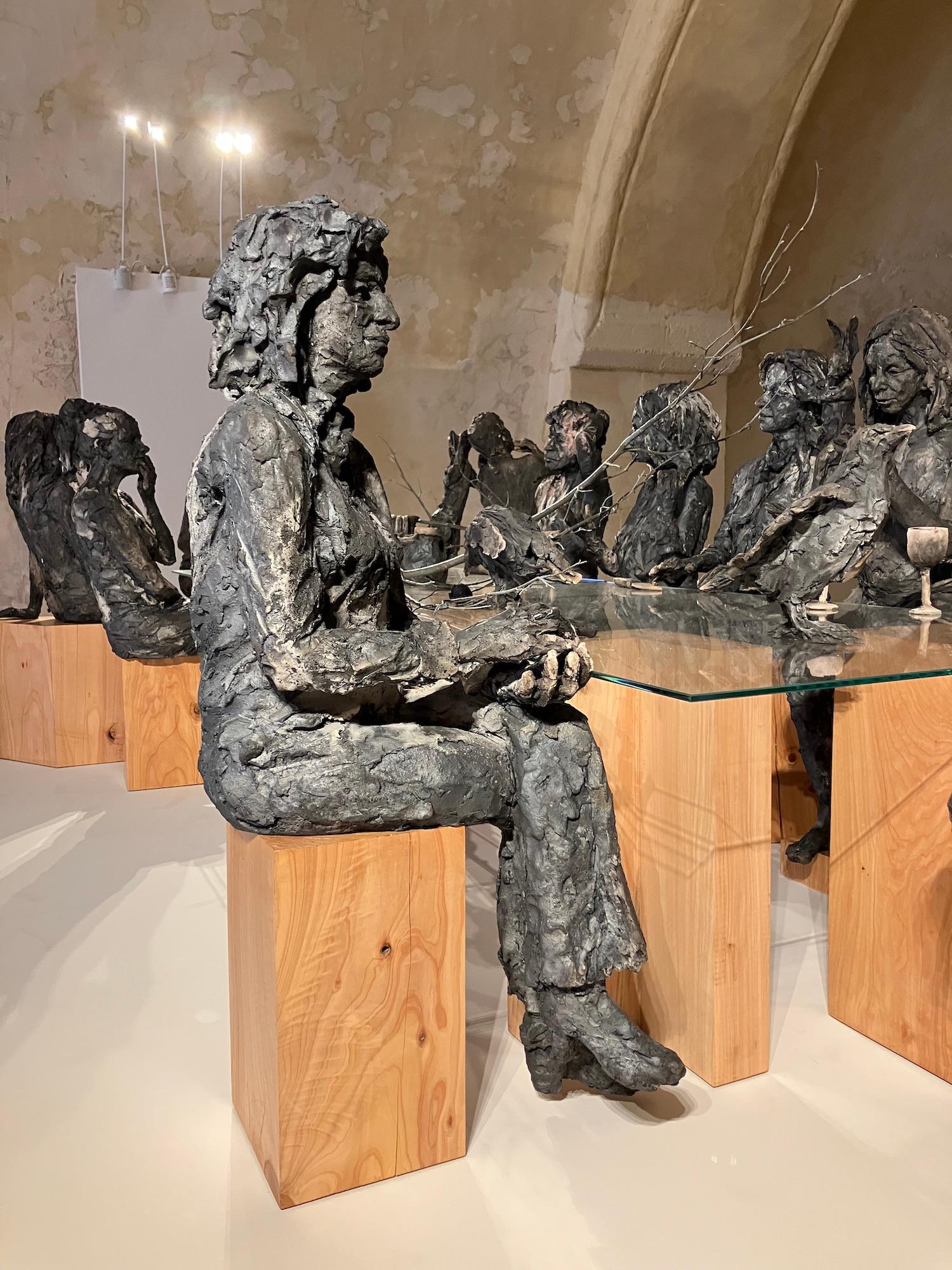 À la table des dames de Cécile Raynal - Sculptures en grès cuit, bronze en vente 17