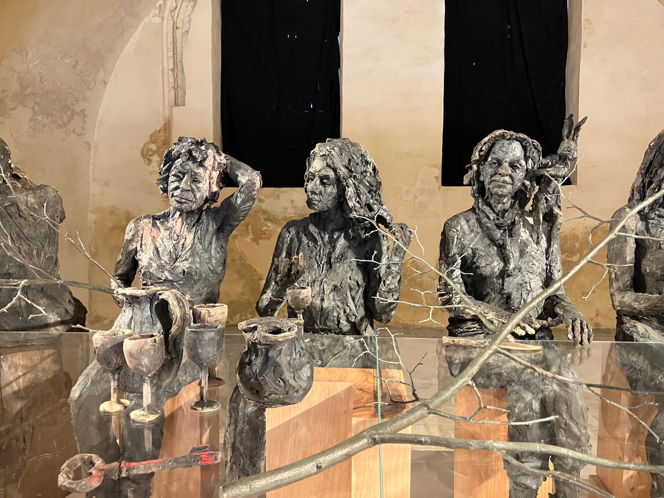 À la table des dames de Cécile Raynal - Sculptures en grès cuit, bronze en vente 18