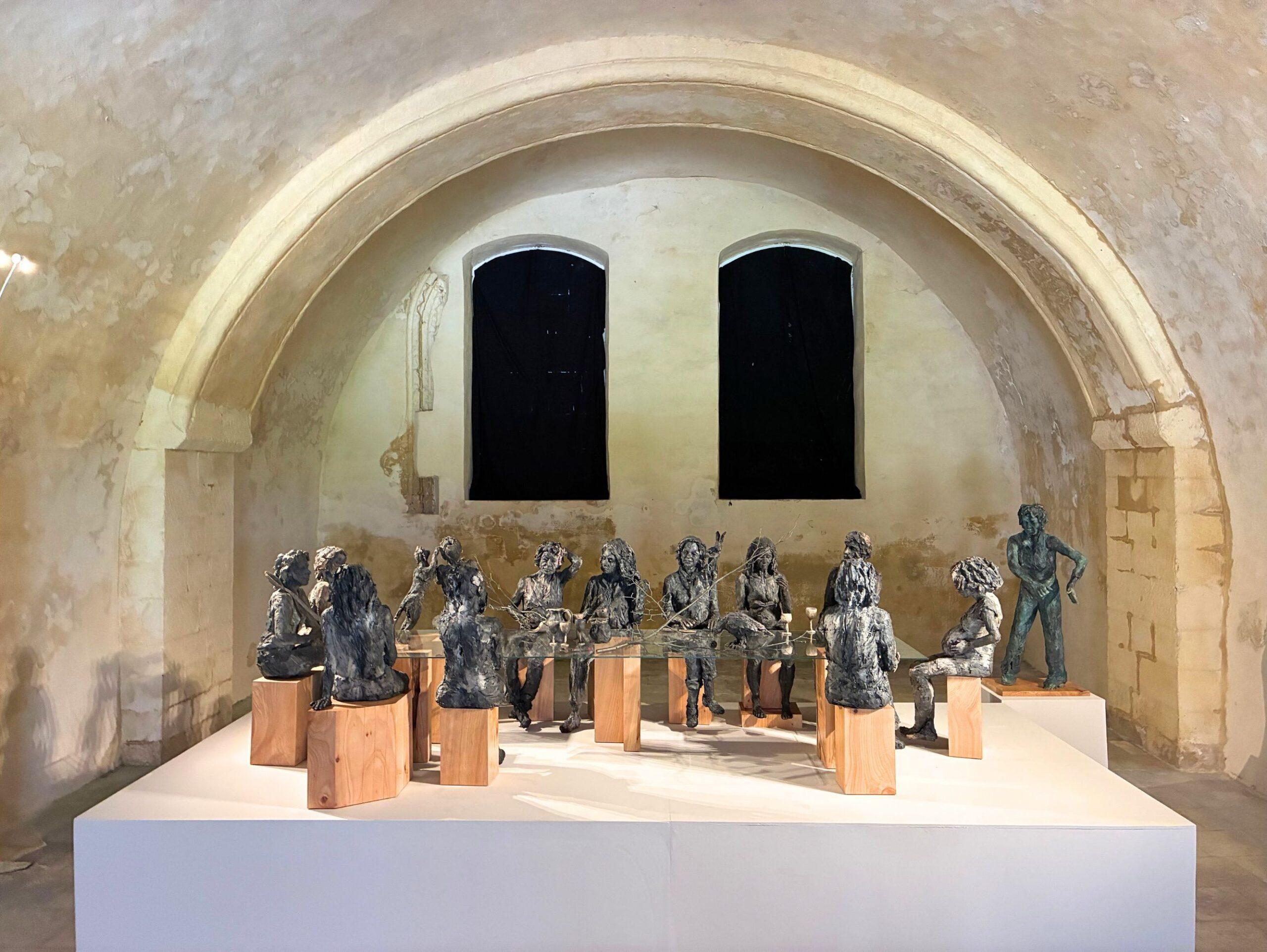 À la table des dames de Cécile Raynal - Sculptures en grès cuit, bronze en vente 1