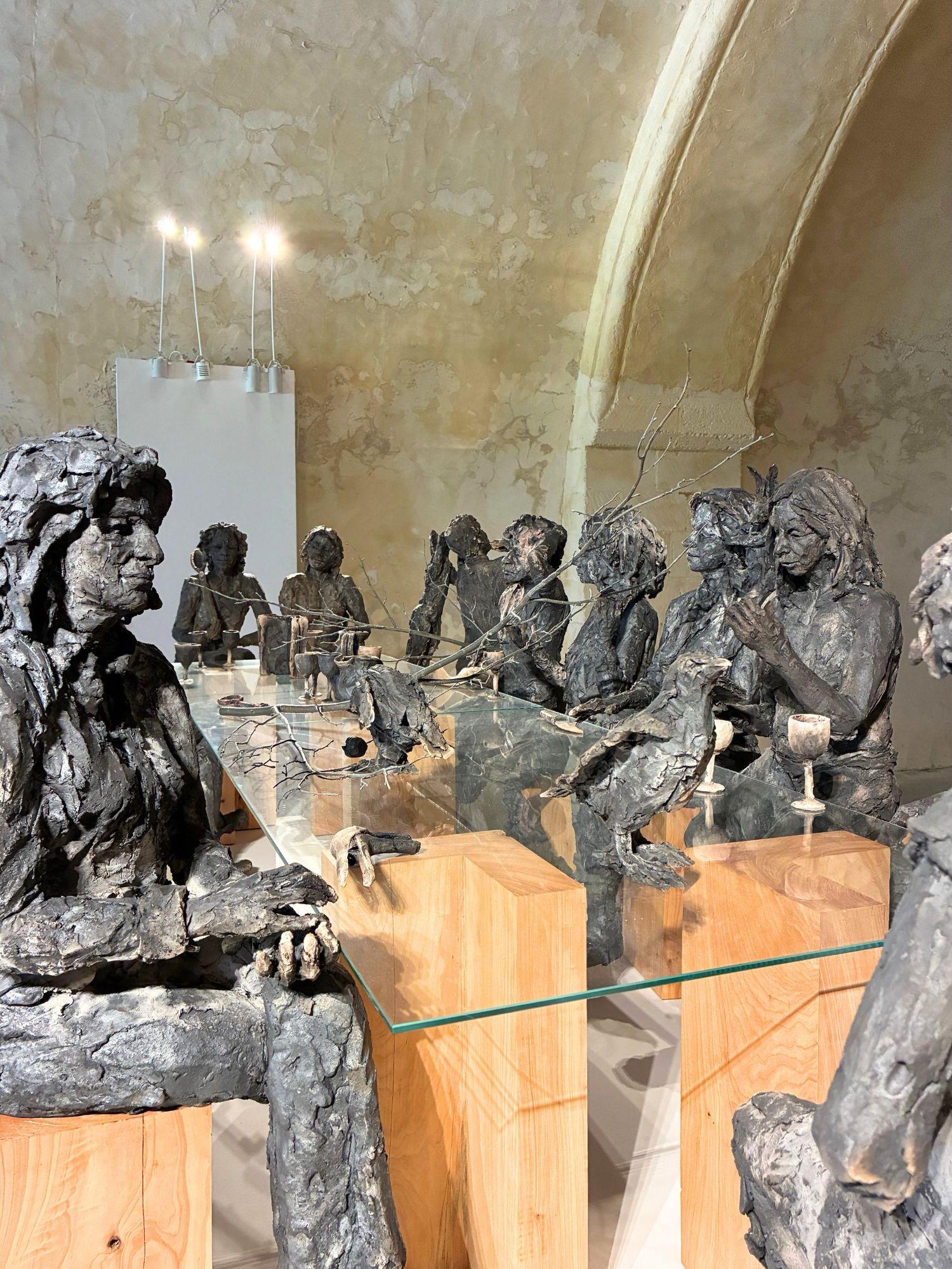 À la table des dames de Cécile Raynal - Sculptures en grès cuit, bronze en vente 4