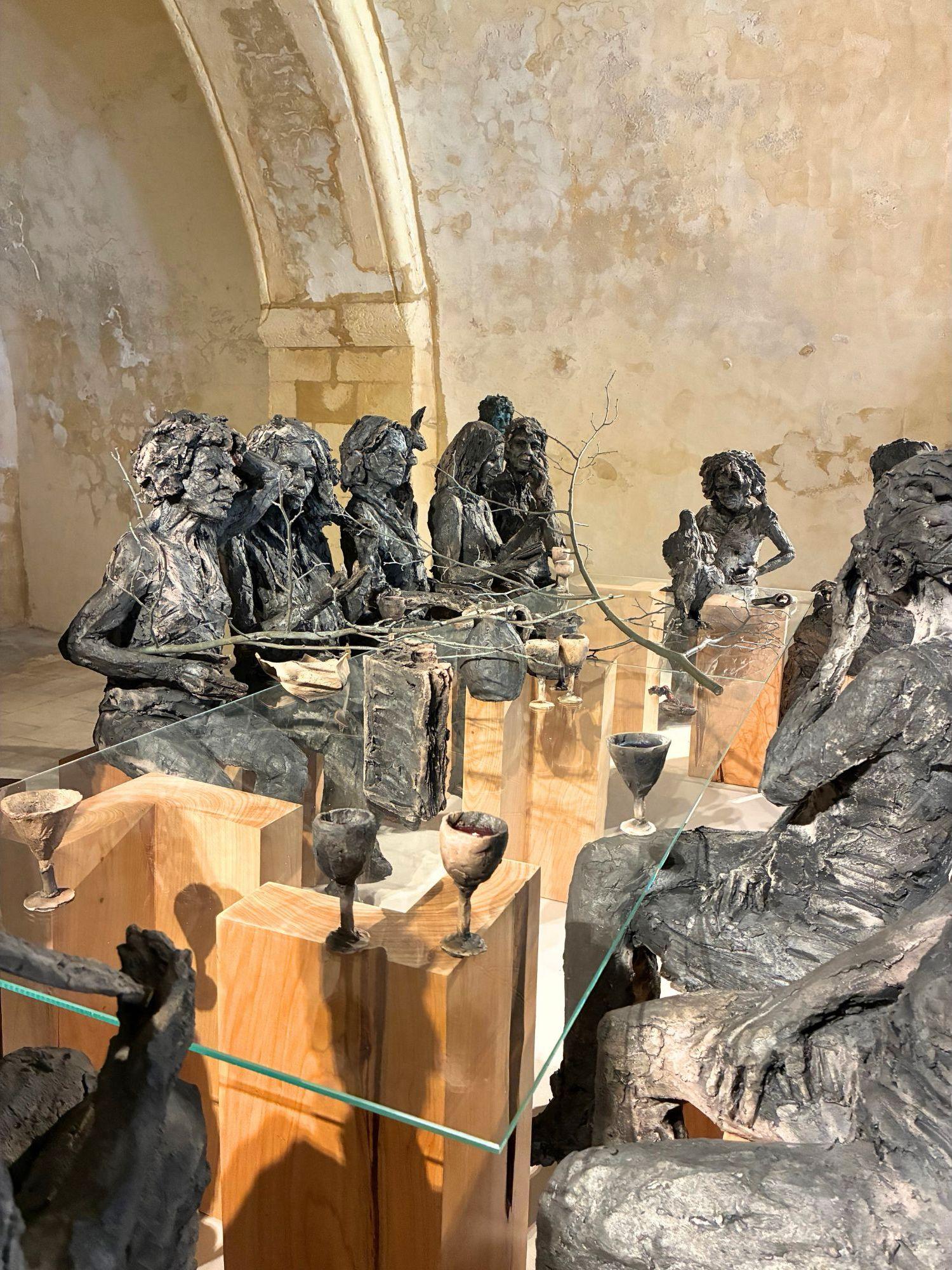 À la table des dames de Cécile Raynal - Sculptures en grès cuit, bronze en vente 5