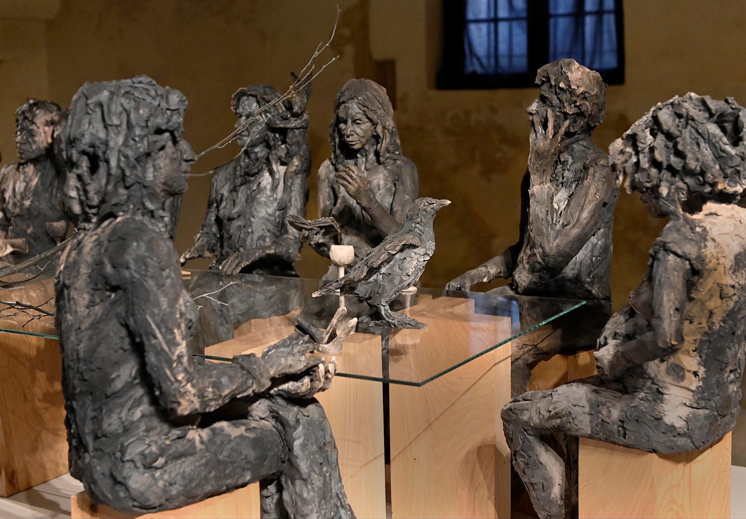 À la table des dames de Cécile Raynal - Sculptures en grès cuit, bronze en vente 6