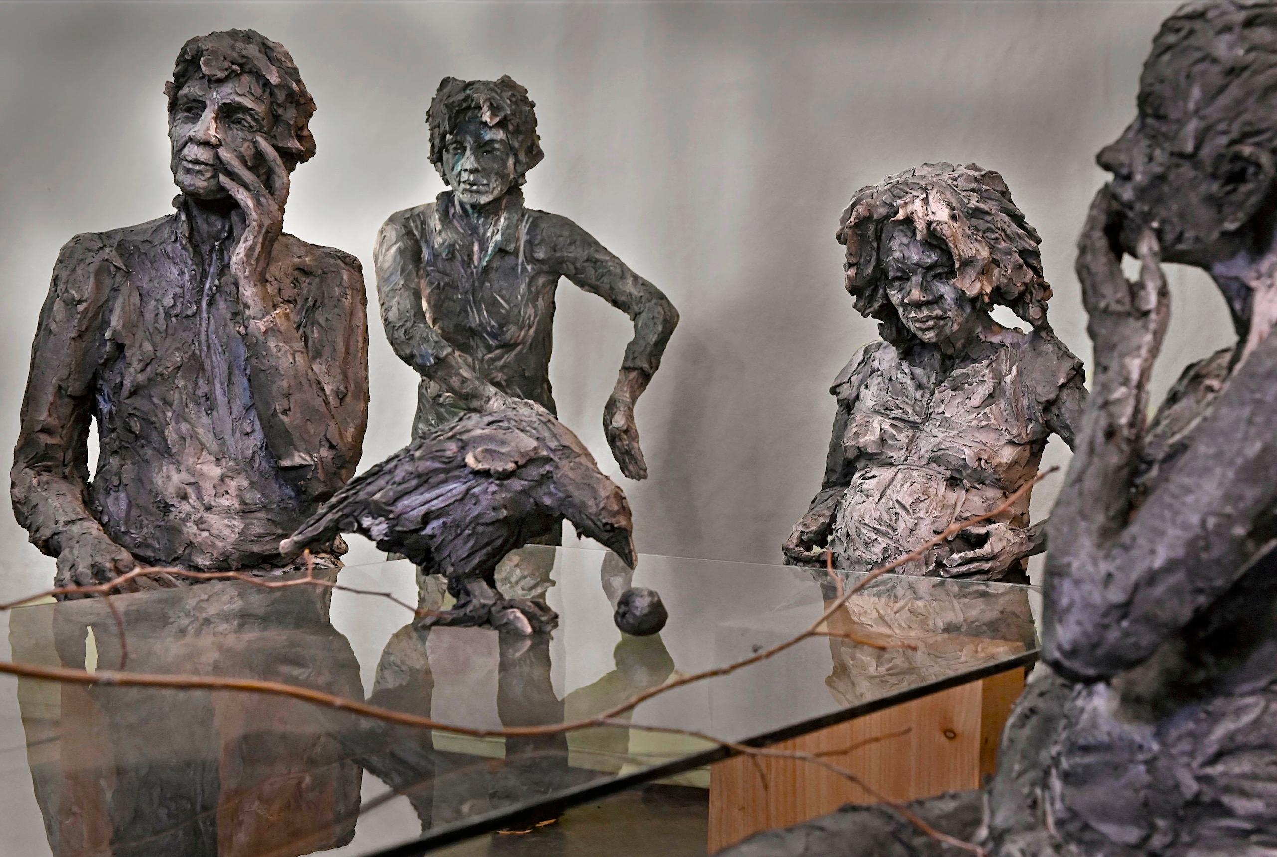 À la table des dames de Cécile Raynal - Sculptures en grès cuit, bronze en vente 7