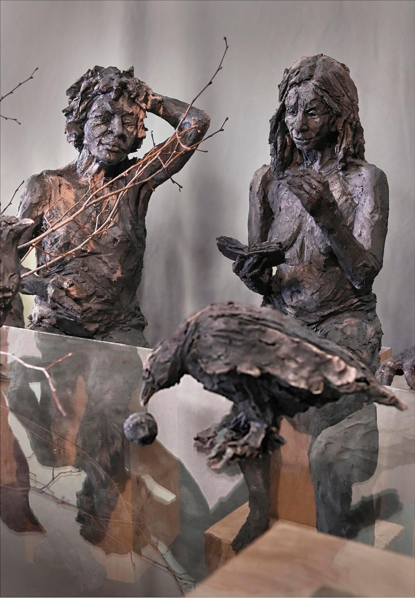 À la table des dames de Cécile Raynal - Sculptures en grès cuit, bronze en vente 8