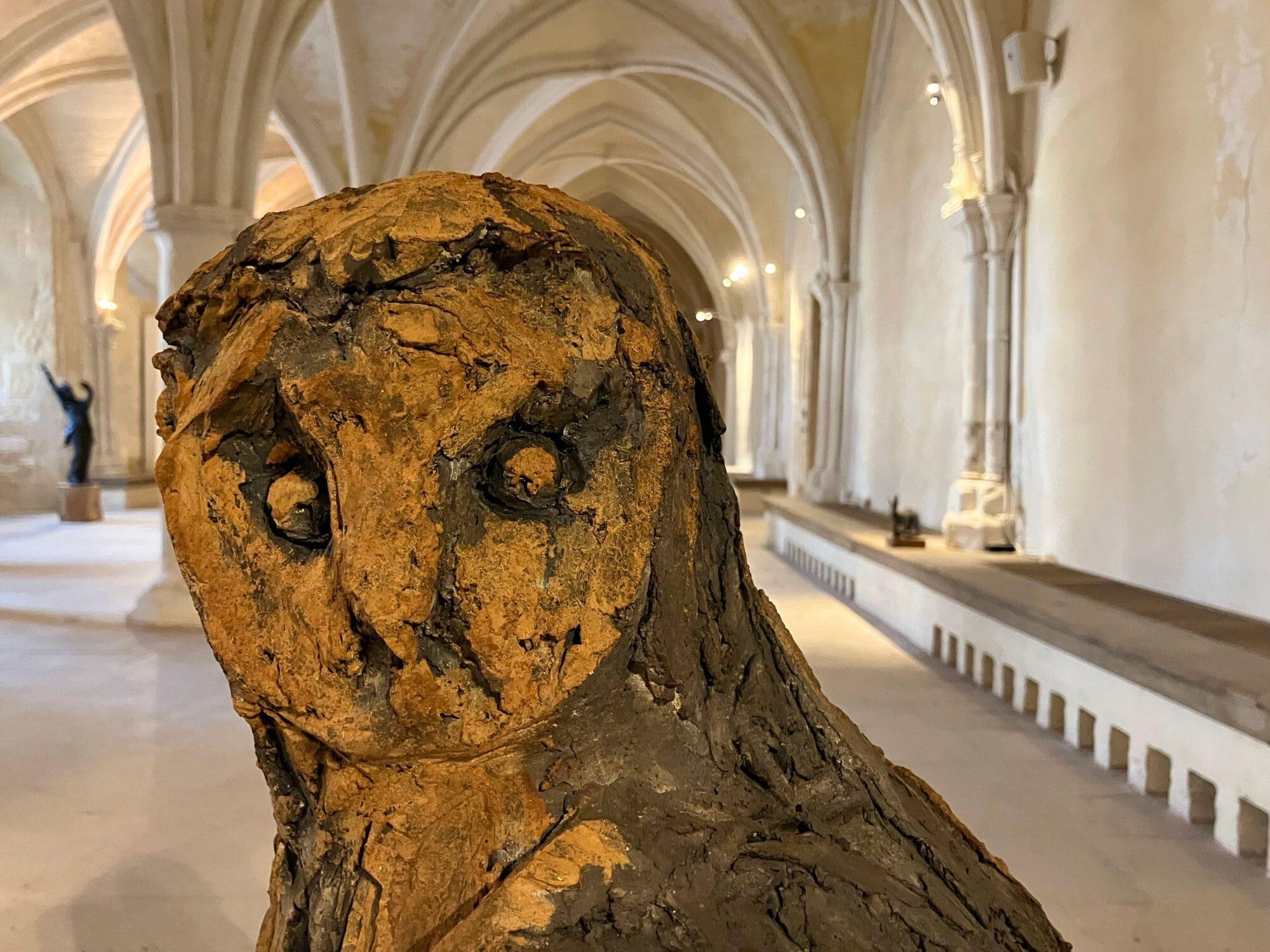 Barbagianni di Cécile Raynal - Scultura animale in gres cotto a fumo, favola, argilla in vendita 3