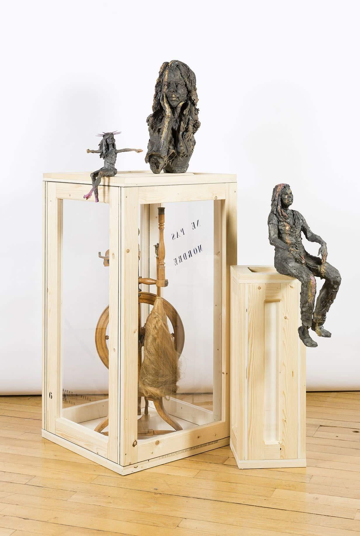 Belle au bois... Aurore par Cécile Raynal - Sculpture en grès, buste de femme, rêve en vente 4