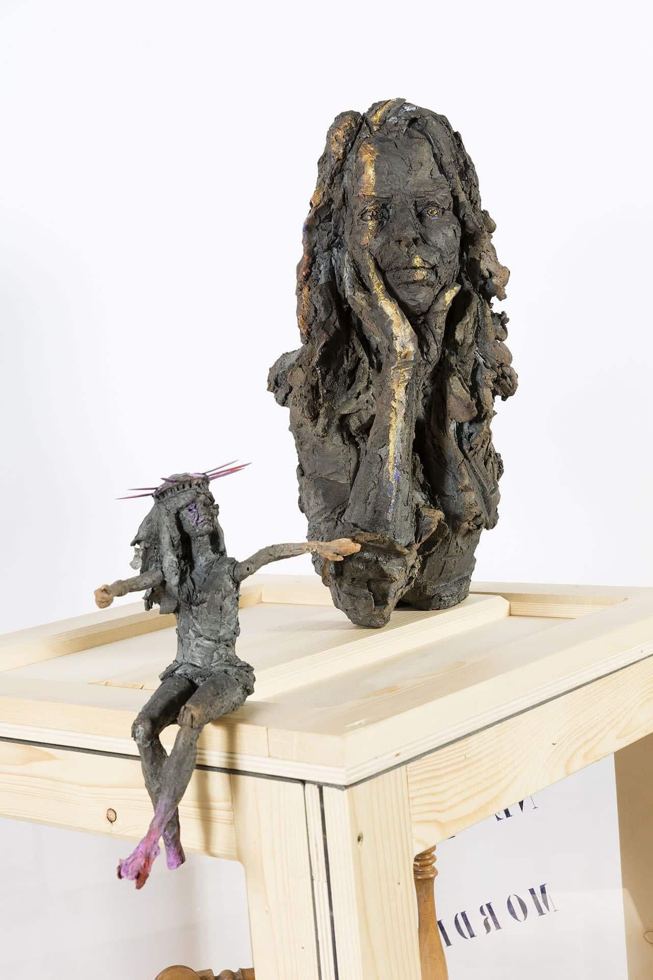 Belle au bois... Aurore par Cécile Raynal - Sculpture en grès, buste de femme, rêve en vente 5