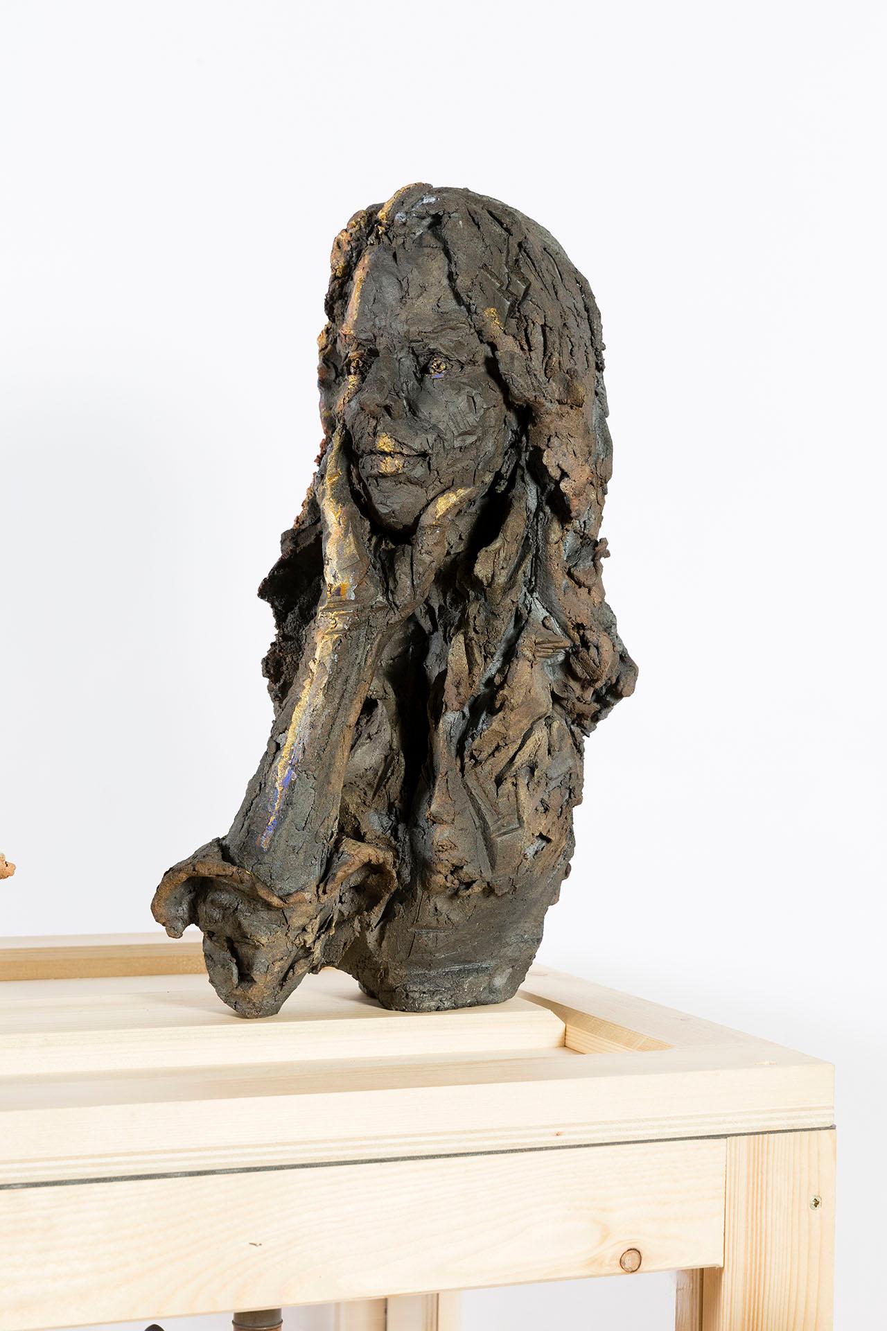 Belle au bois... Aurore di Cécile Raynal - Scultura in gres, busto femminile, sogno in vendita 1