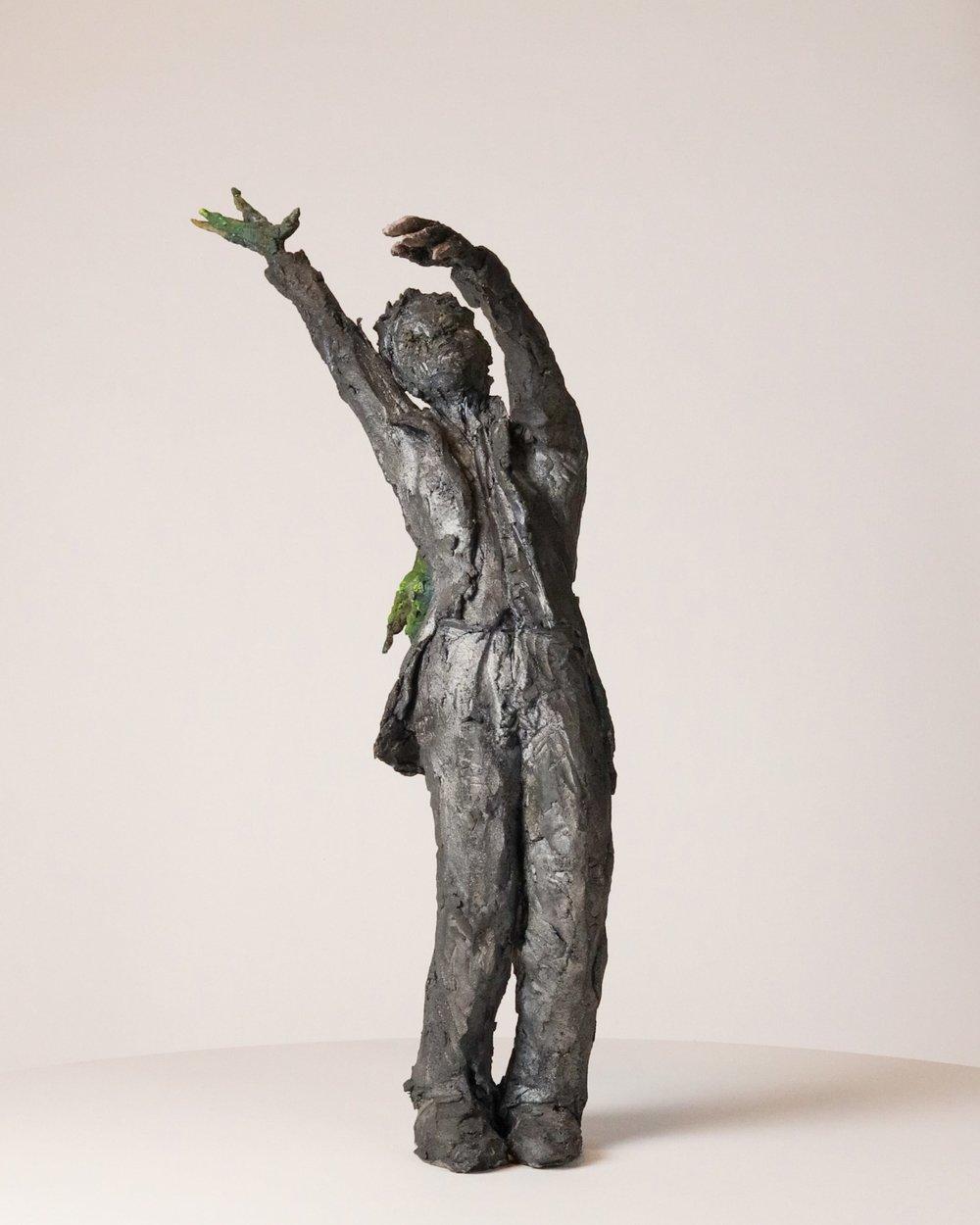 Carafe à oiseaux de Ccile Raynal - Figure masculine debout, sculpture en céramique - Sculpture de Cécile Raynal