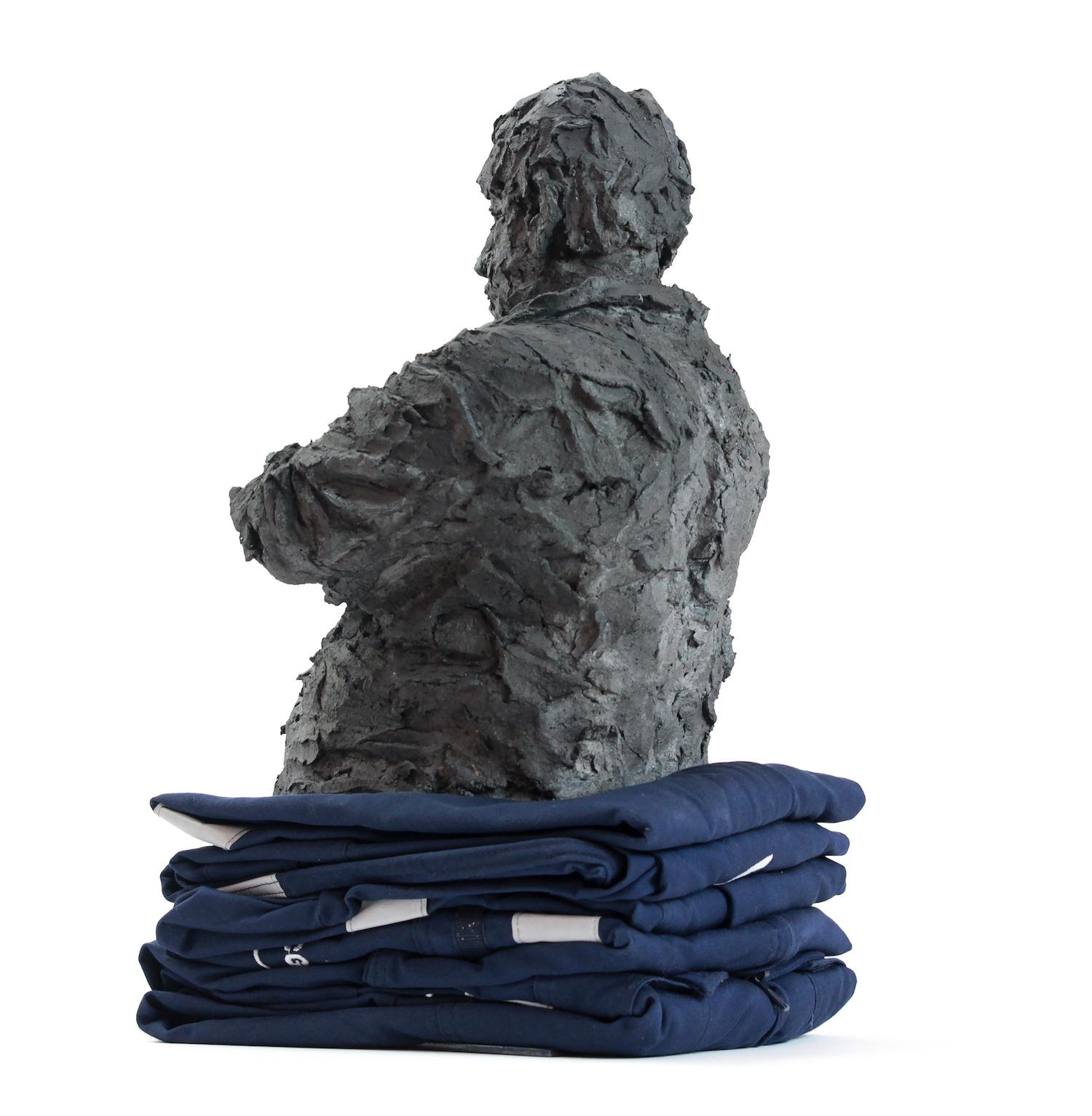 Blue solo de Cécile Raynal - Portrait d'homme, sculpture en grès en vente 2