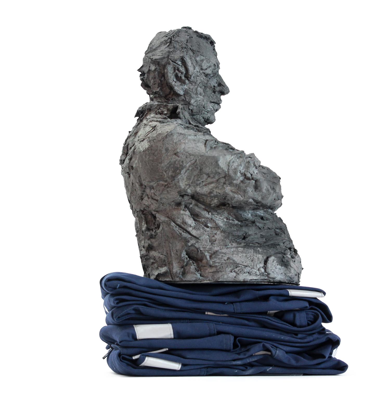 Blue solo de Cécile Raynal - Portrait d'homme, sculpture en grès en vente 3