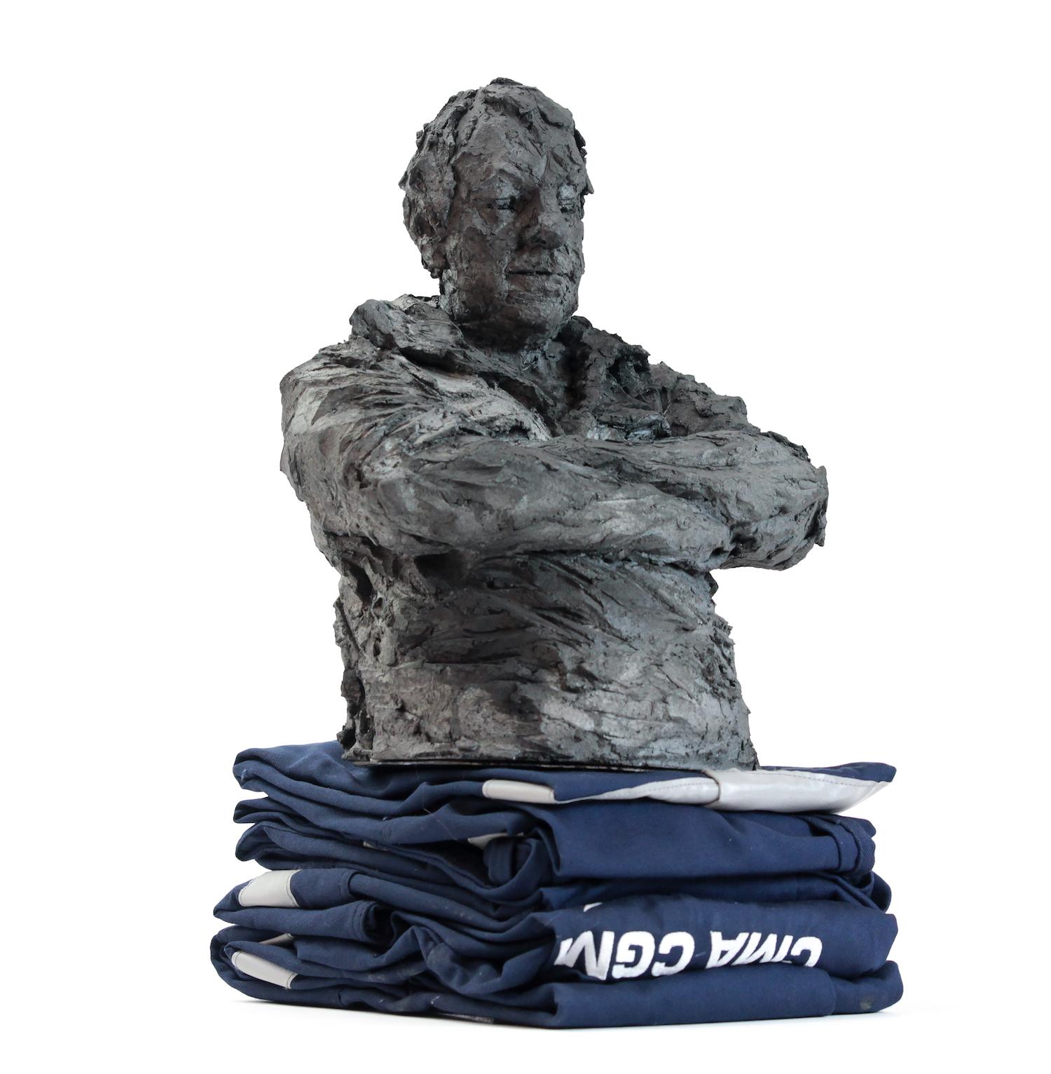 Blue solo de Cécile Raynal - Portrait d'homme, sculpture en grès en vente 4