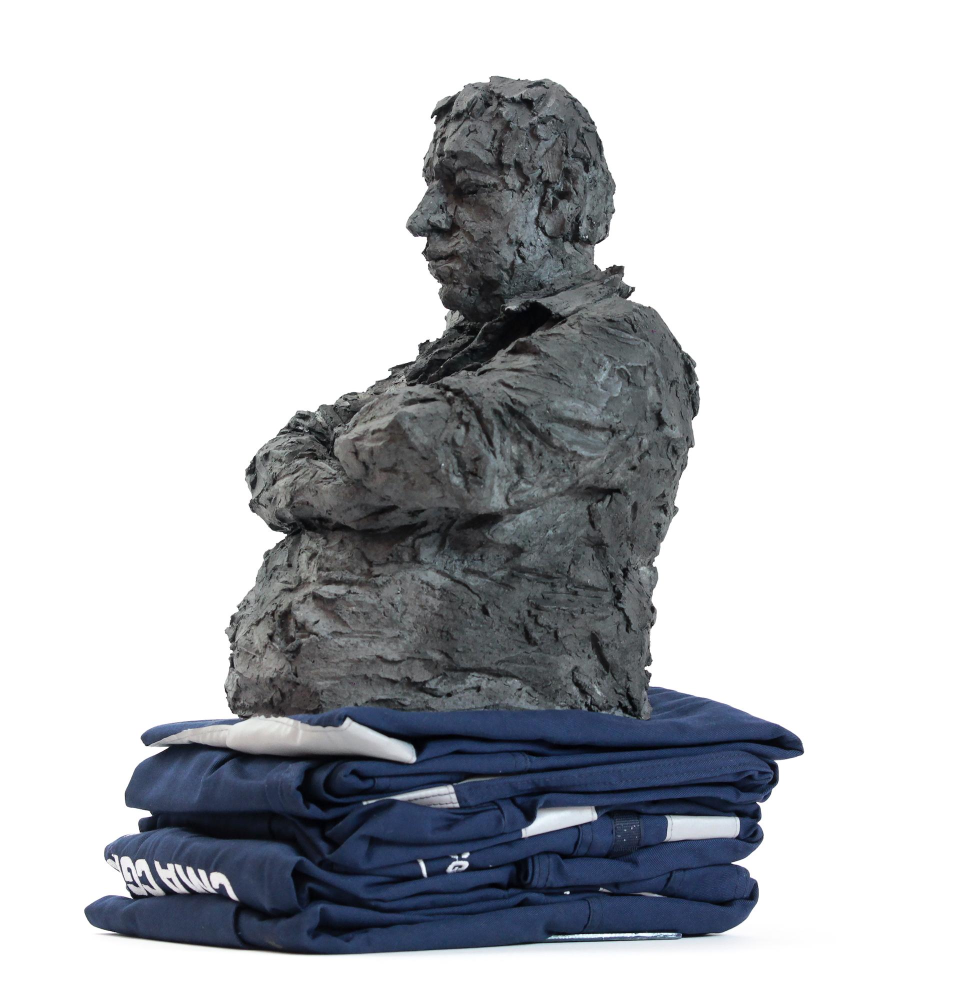 Blue solo (with Jean-Pierre) by Cécile Raynal - Male Portrait, Ceramic Sculpture 7