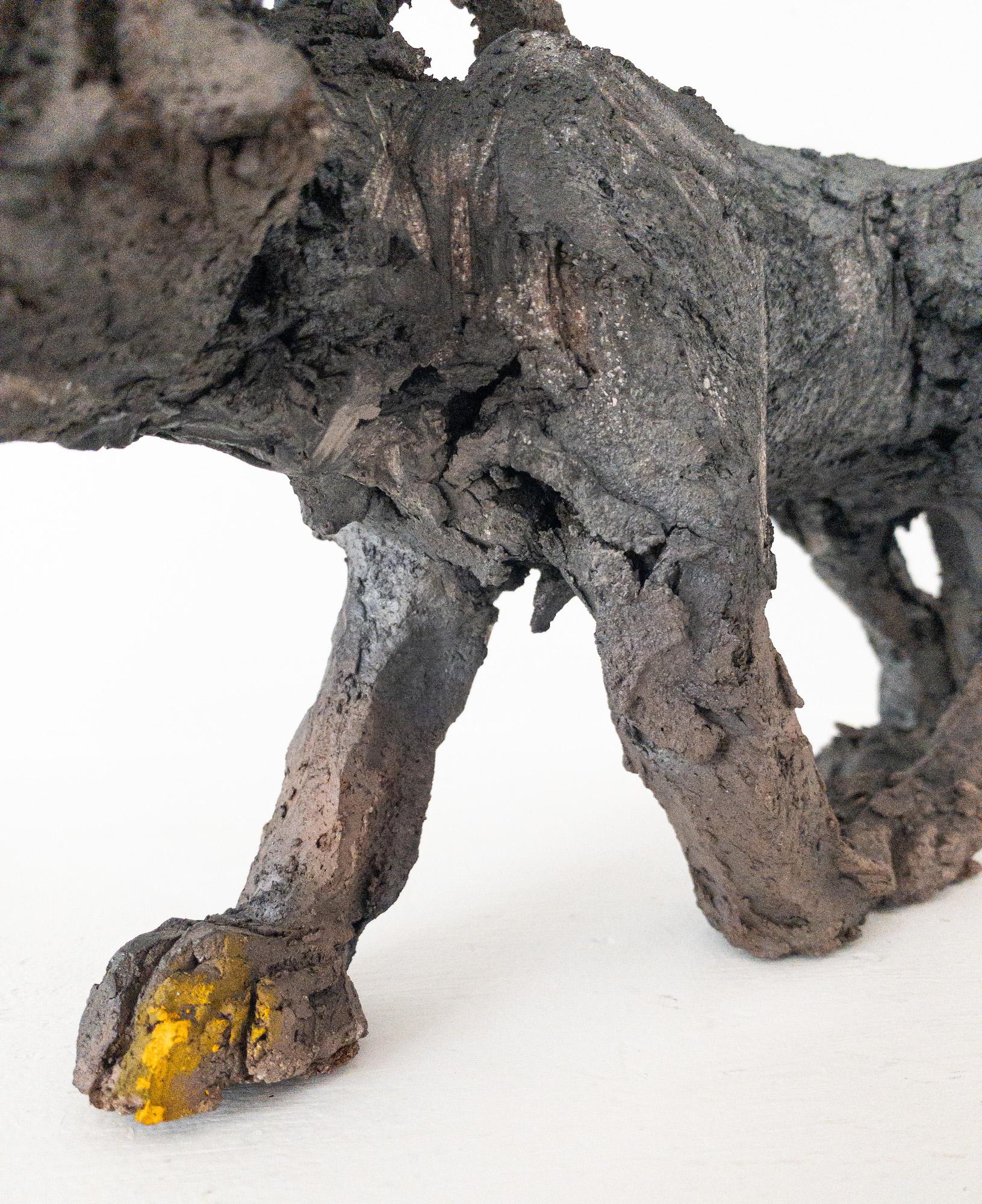 Gato/pájaro de Cécile Raynal - Escultura figurativa animal de arenisca cocida al humo en venta 9