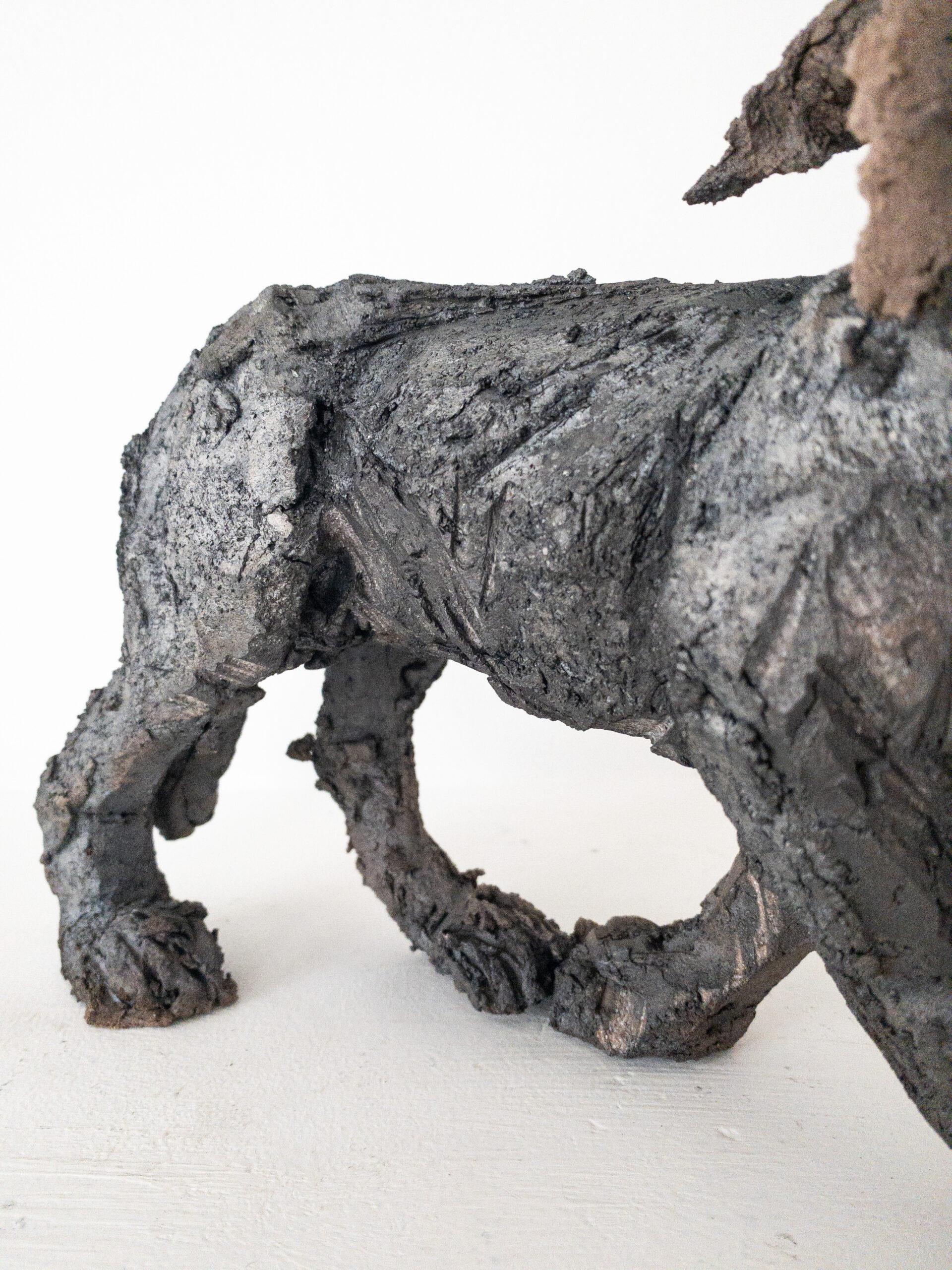 Gato/pájaro de Cécile Raynal - Escultura figurativa animal de arenisca cocida al humo en venta 10