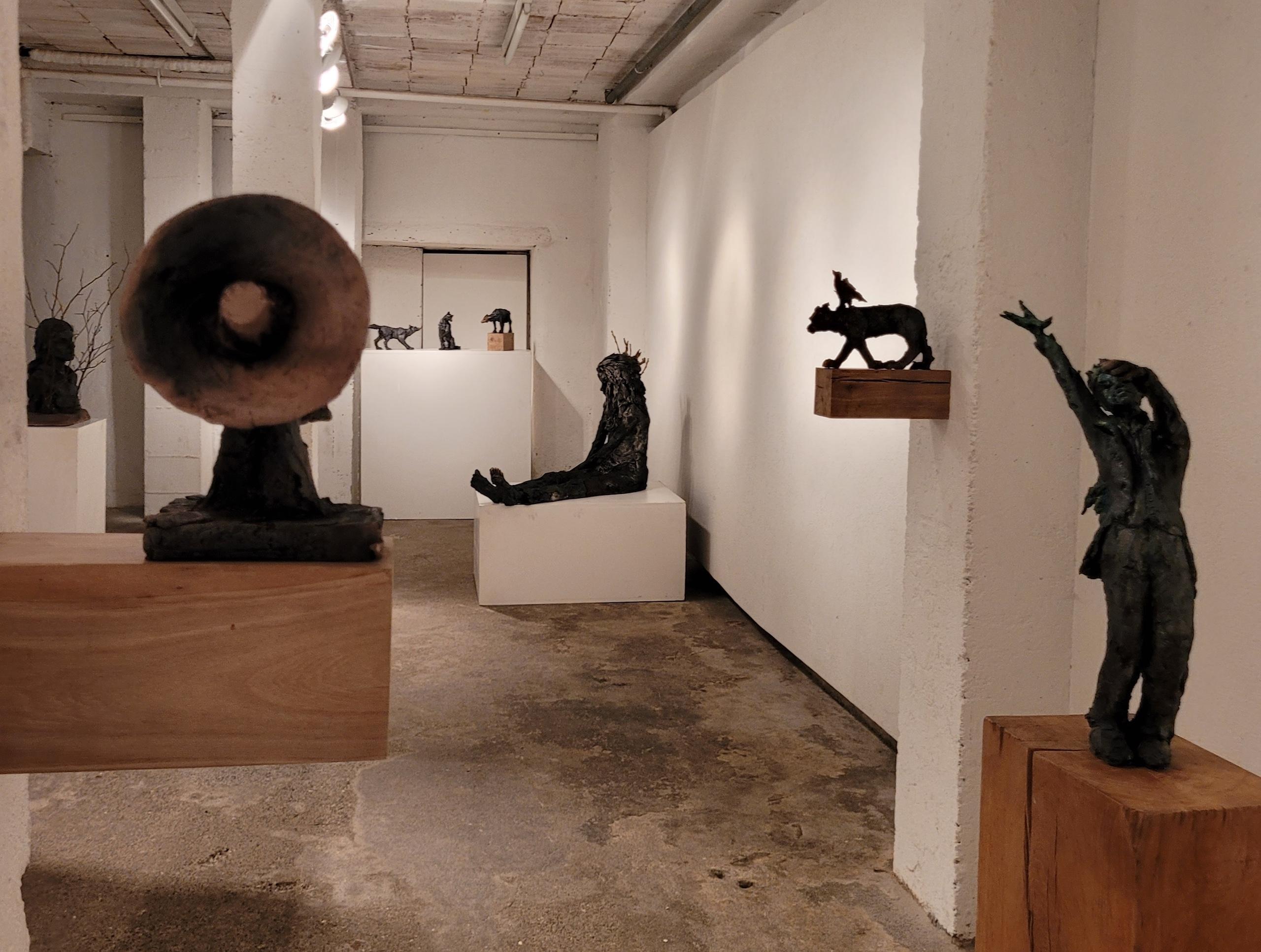 Gato/pájaro de Cécile Raynal - Escultura figurativa animal de arenisca cocida al humo en venta 11