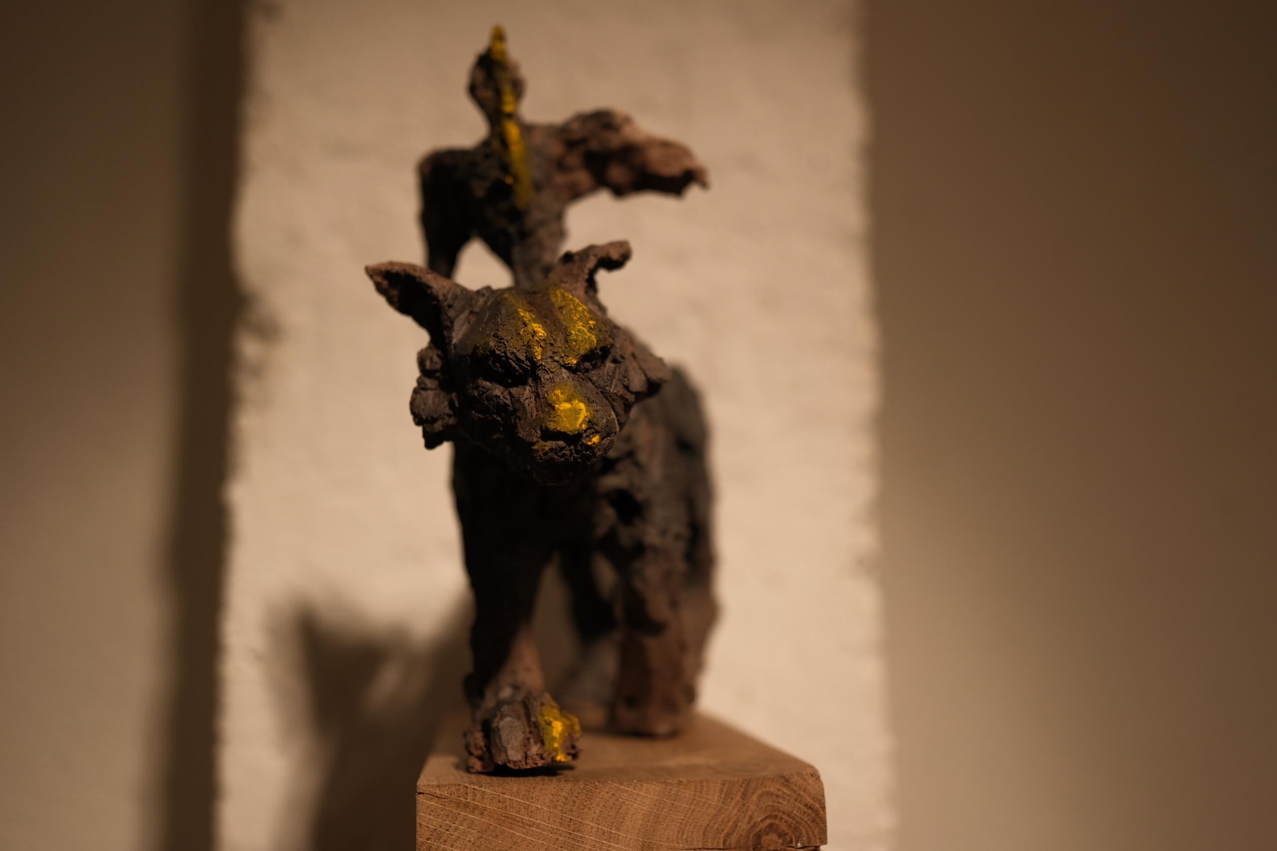 Gato/pájaro de Cécile Raynal - Escultura figurativa animal de arenisca cocida al humo en venta 12