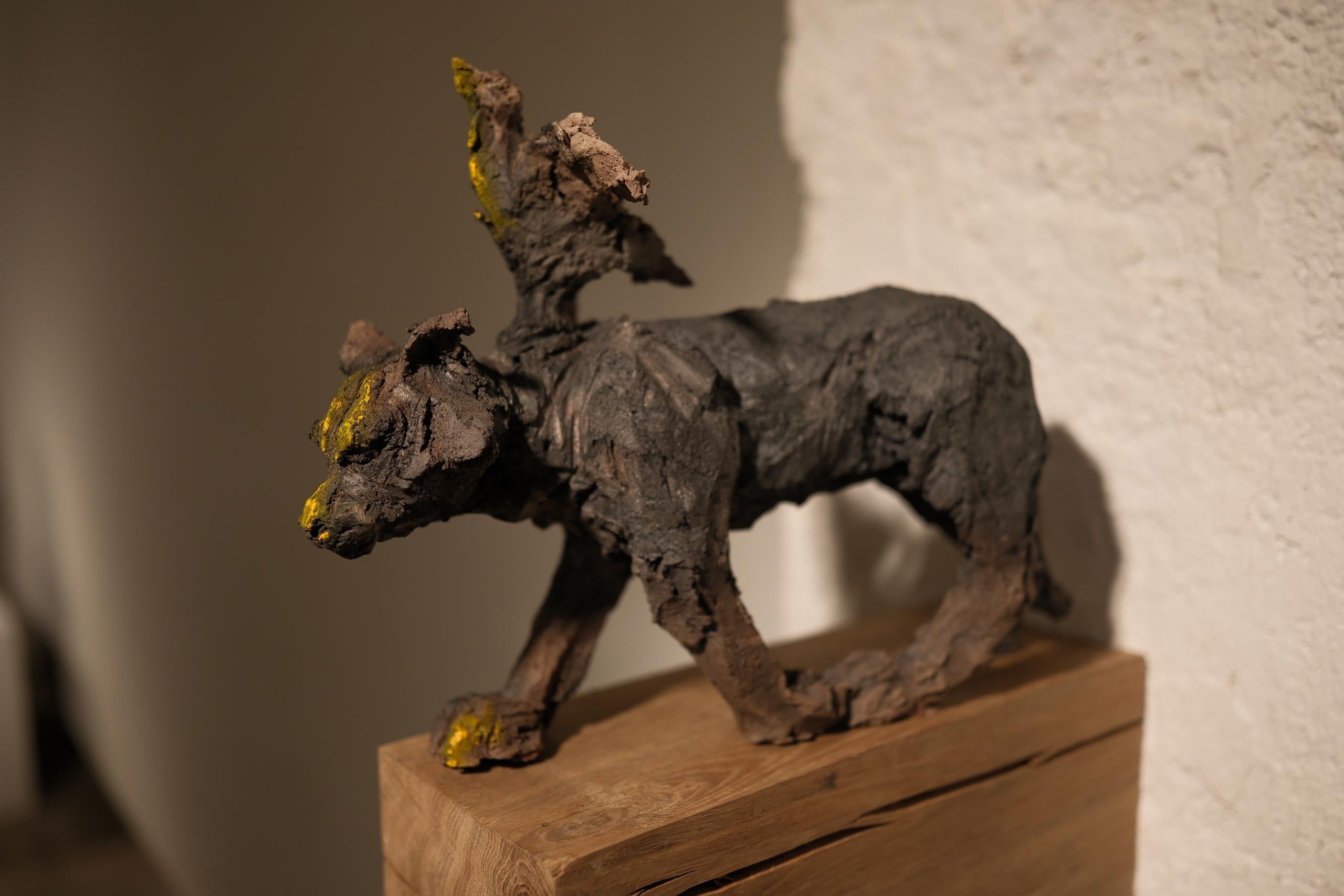 Gato/pájaro de Cécile Raynal - Escultura figurativa animal de arenisca cocida al humo en venta 13