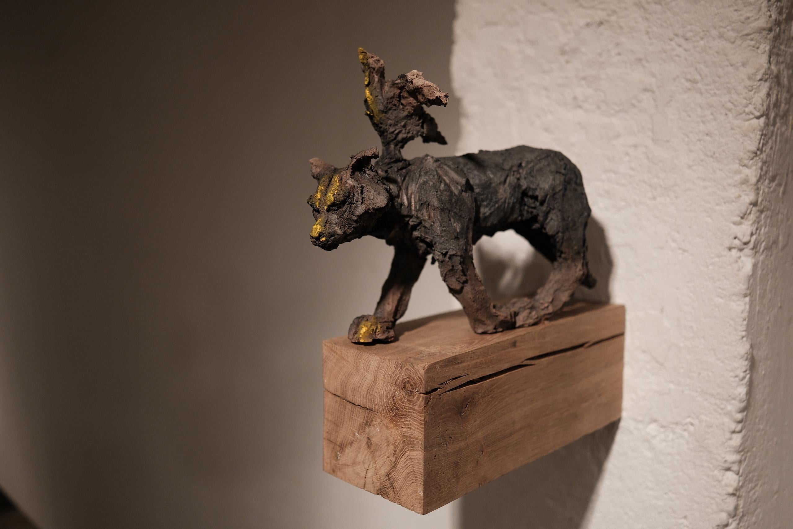 Gato/pájaro de Cécile Raynal - Escultura figurativa animal de arenisca cocida al humo en venta 15