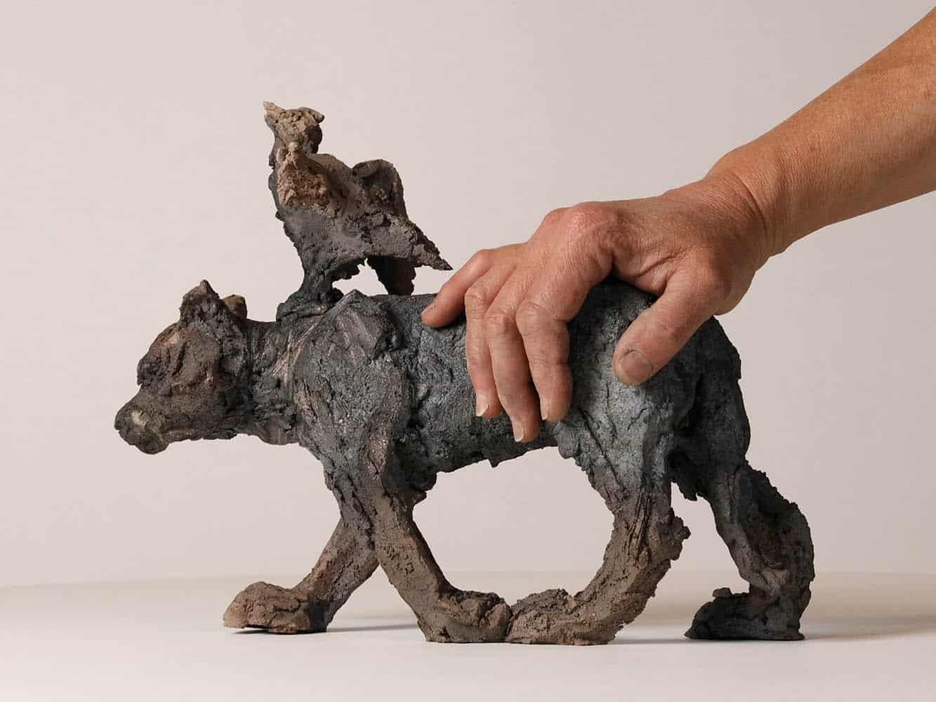 Katze/Vogel von Cécile Raynal - Tierische figurative Skulptur aus gebranntem Sandstein im Angebot 1