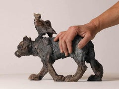 Katze/Vogel von Cécile Raynal - Tierische figurative Skulptur aus gebranntem Sandstein