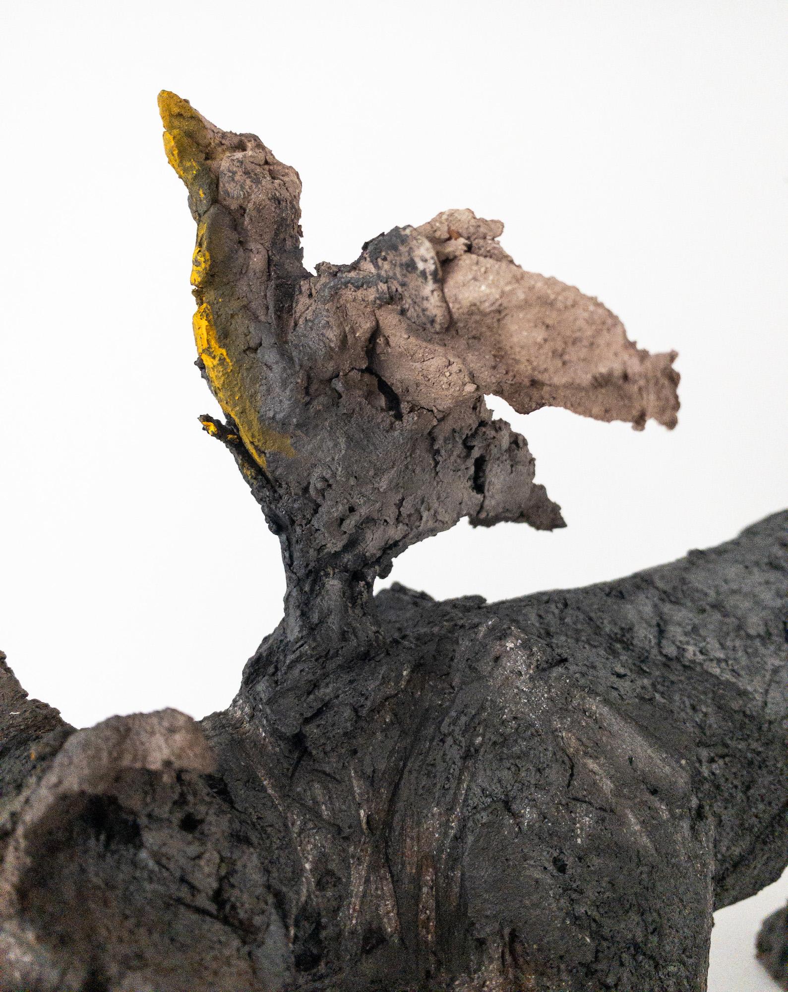 Gato/pájaro de Cécile Raynal - Escultura figurativa animal de arenisca cocida al humo en venta 8