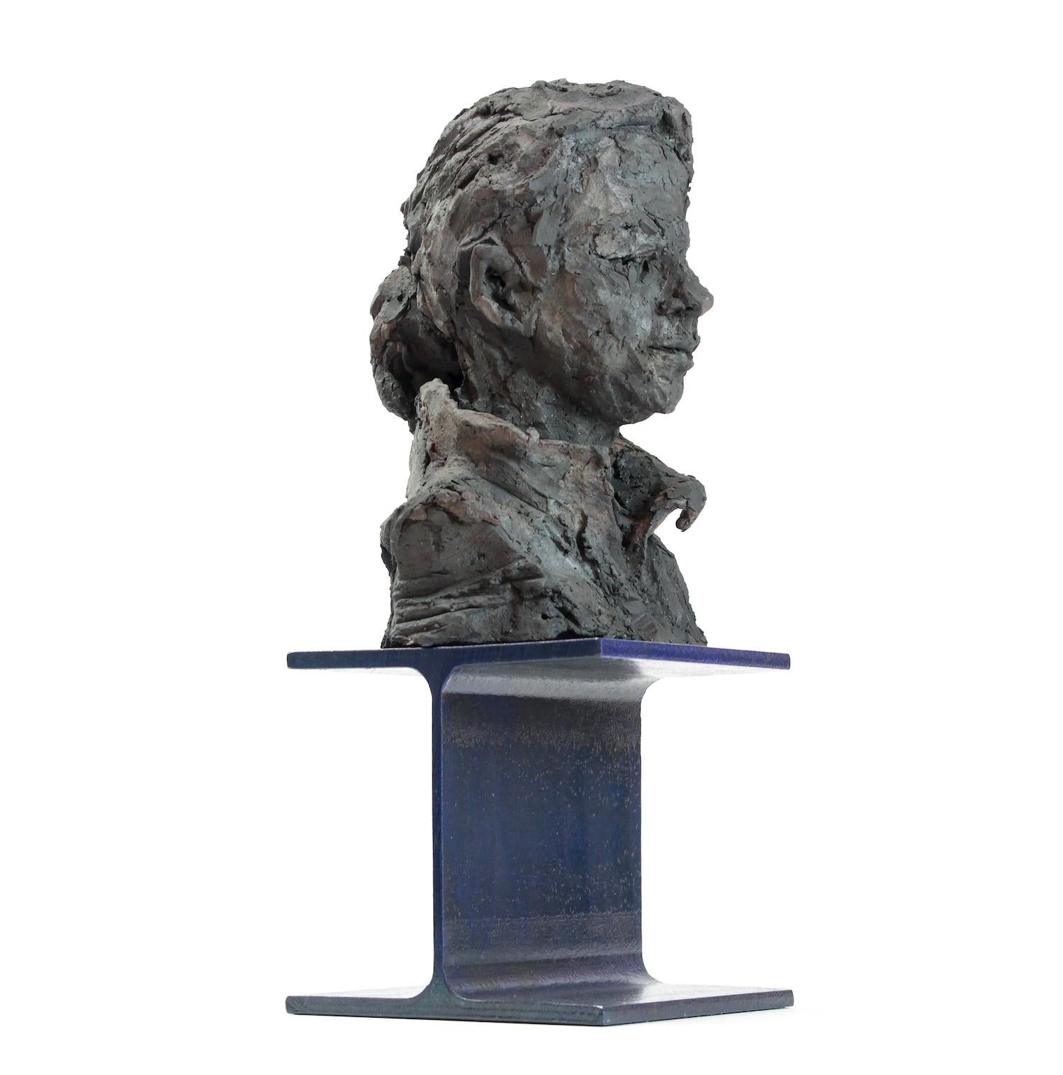 Clotilde von Cécile Raynal - Porträt einer Seefahrerin, Keramikskulptur im Angebot 4