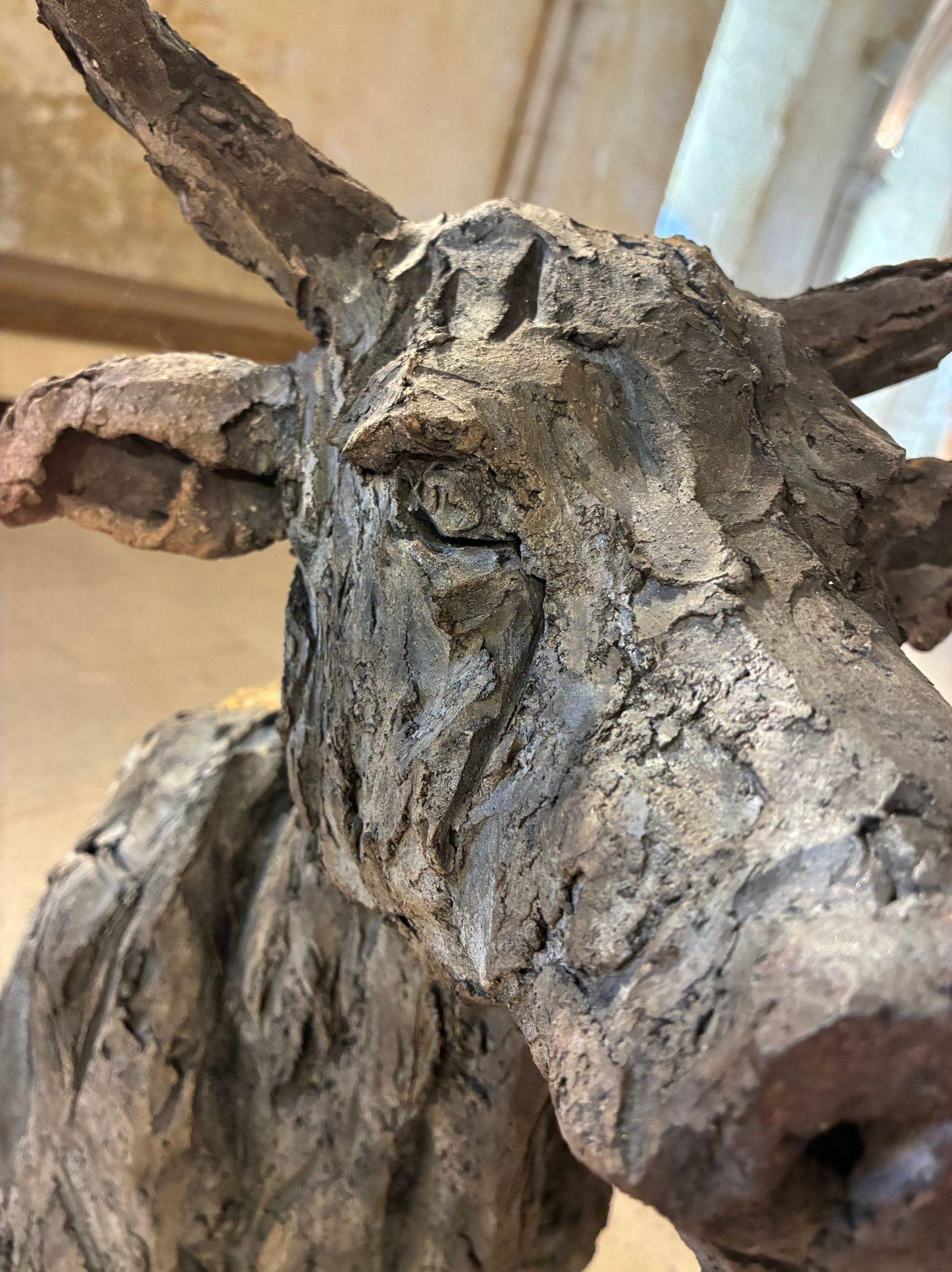 Kuh von Cécile Raynal - Tierische Skulptur aus gebranntem Steinzeug, Fabel, Ton im Angebot 13
