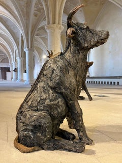 Mucca di Cécile Raynal - Scultura animale in gres cotto a fumo, favola, argilla