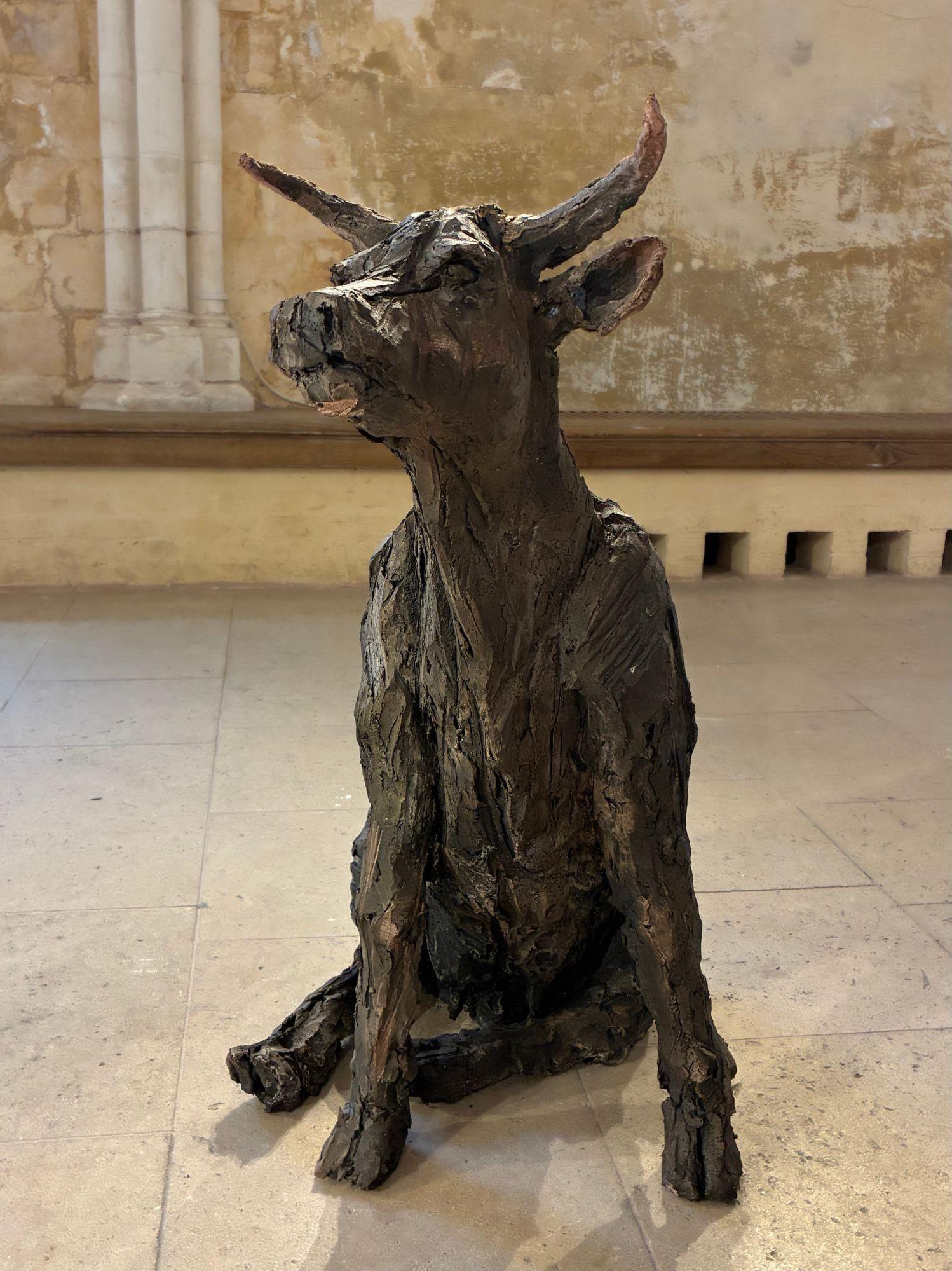 Kuh von Cécile Raynal - Tierische Skulptur aus gebranntem Steinzeug, Fabel, Ton im Angebot 3