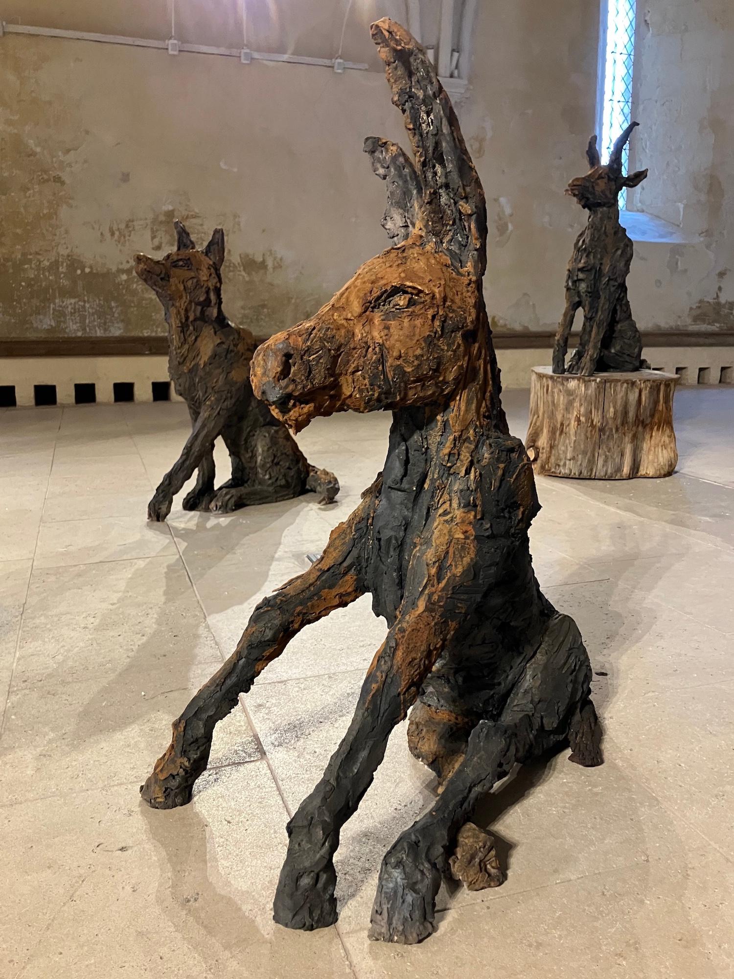 L'âne par Cécile Raynal - Sculpture animalière en grès fumé, fable, argile en vente 4