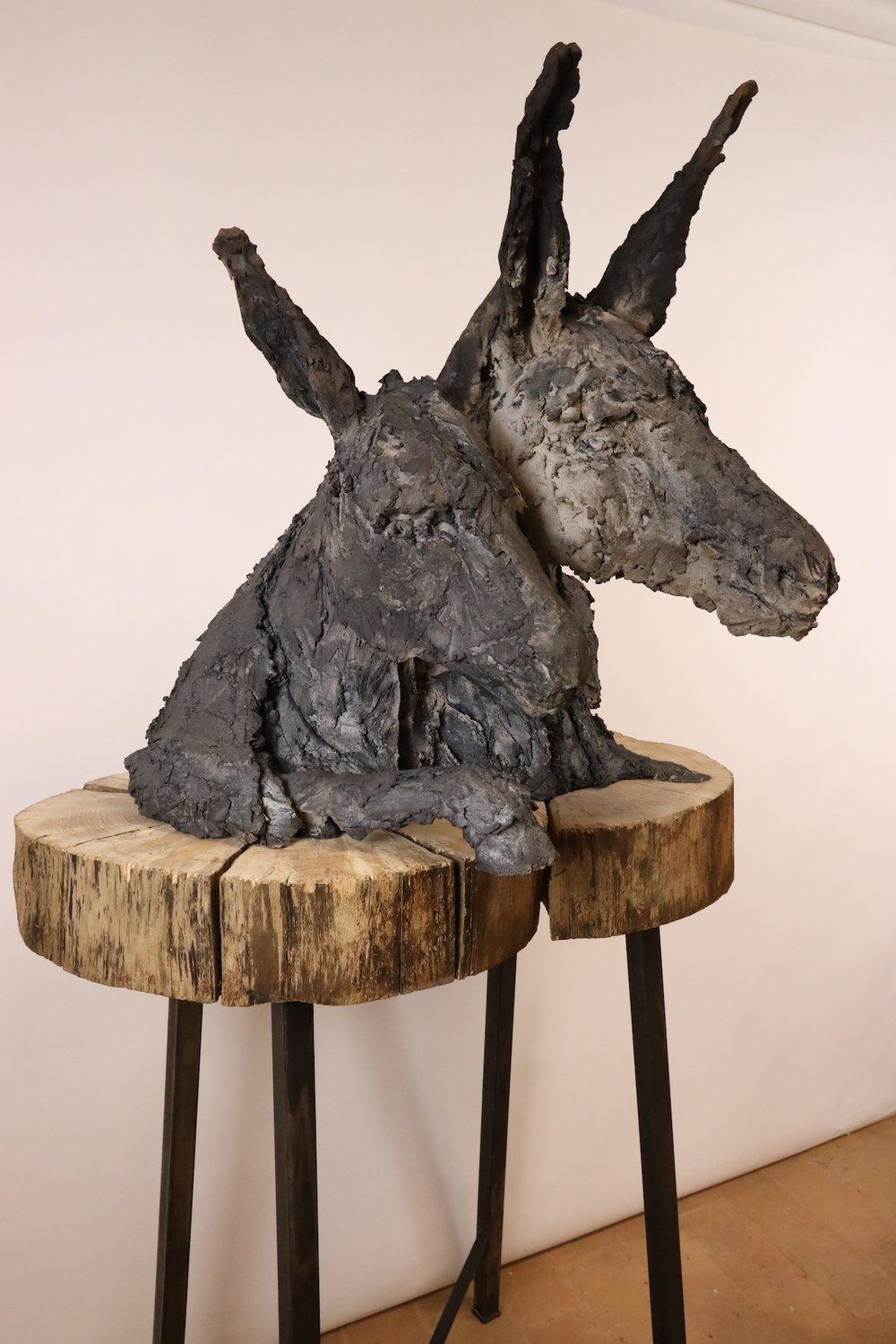 Eselshaut von Cécile Raynal - Tierkunst, Großplastik, märchenhafte Natur im Angebot 2