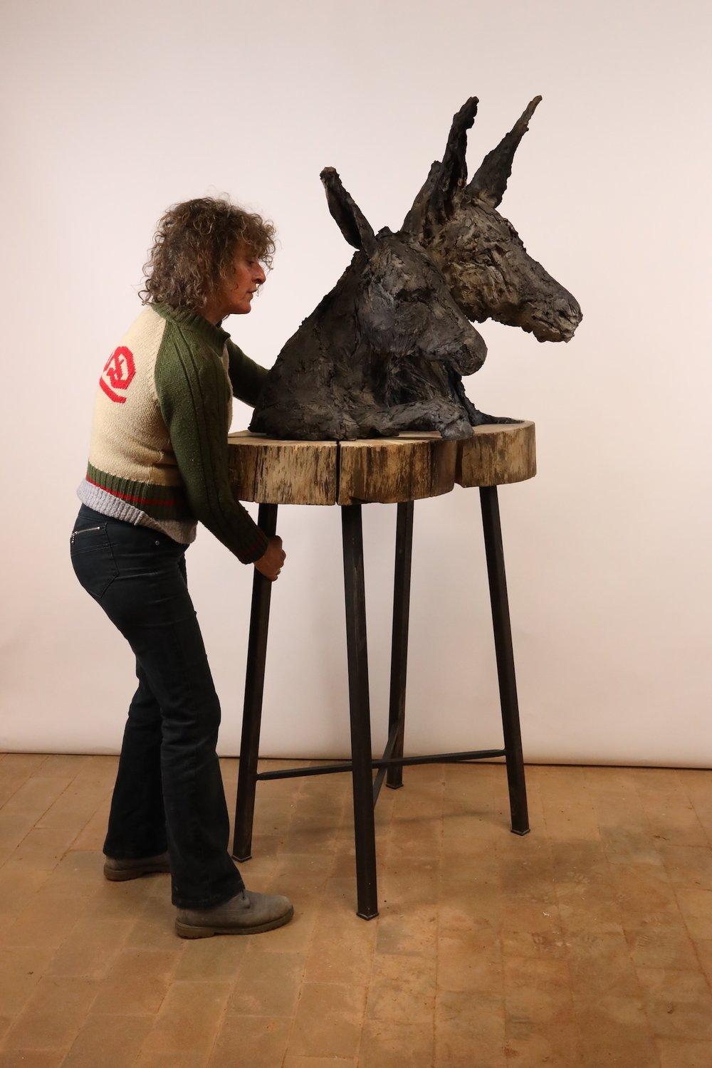 Eselshaut von Cécile Raynal - Tierkunst, Großplastik, märchenhafte Natur im Angebot 3